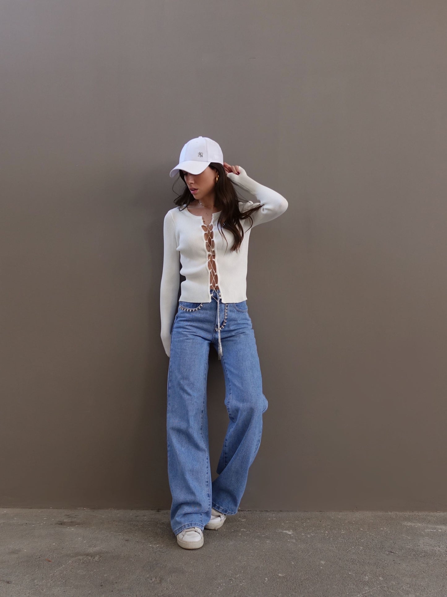 JEANS WIDE LEG CON STRASS E TAGLI SUL RETRO - Y902