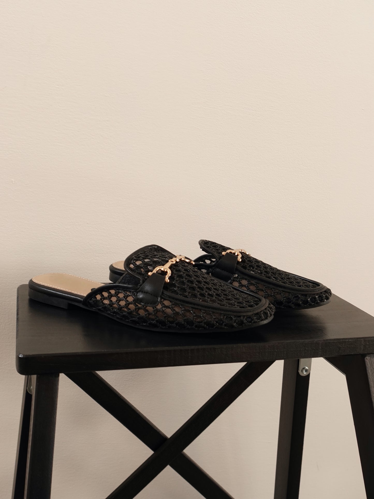 SLIPPERS IN RAFIA - NERO RY56