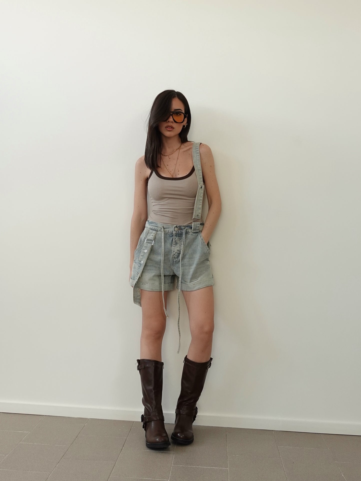 SHORTS IN DENIM CON BRETELLE - SABBIATO BEIGE 9007