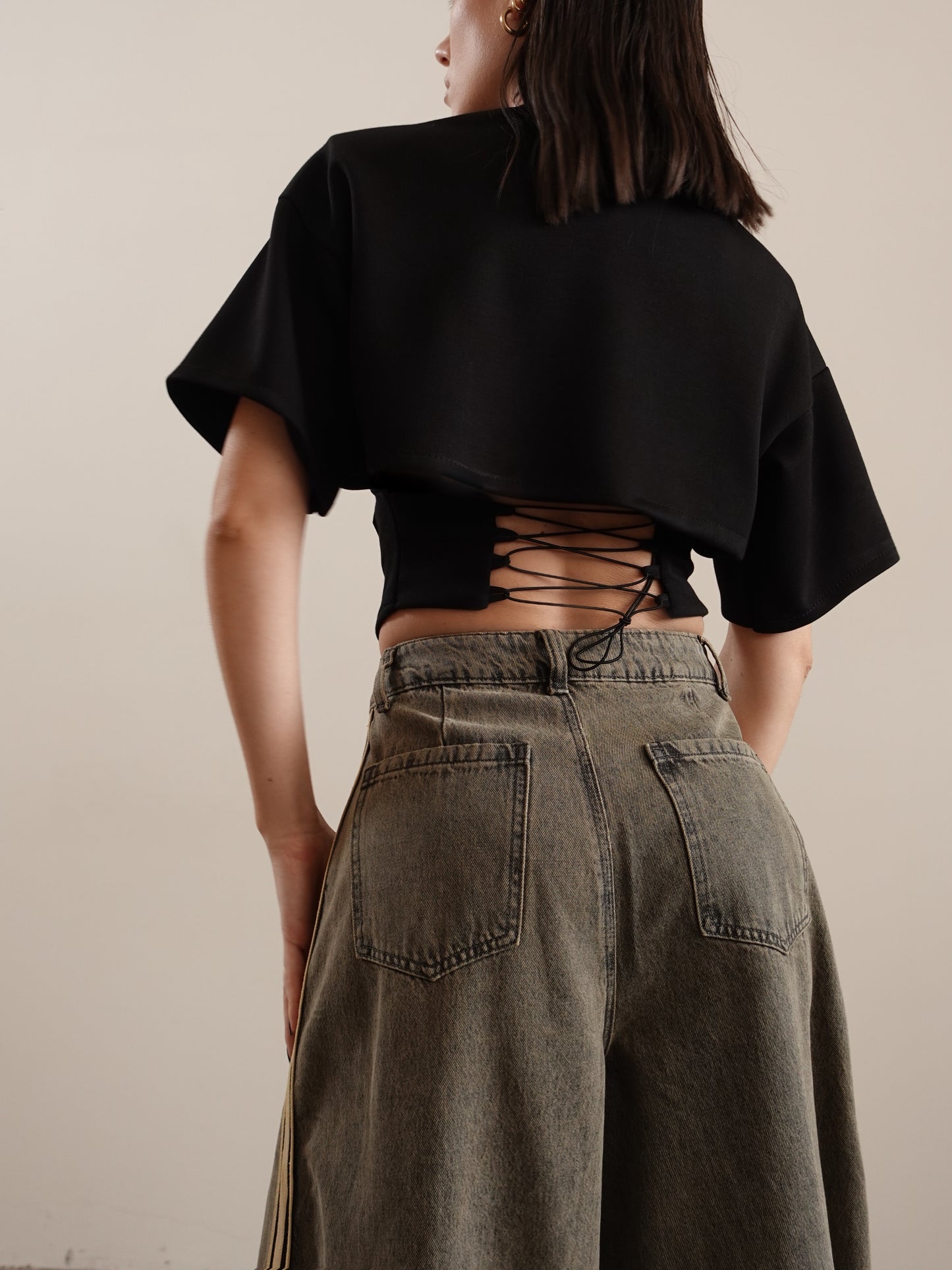T-SHIRT CROP CON LACCI SUL RETRO - NERO 211