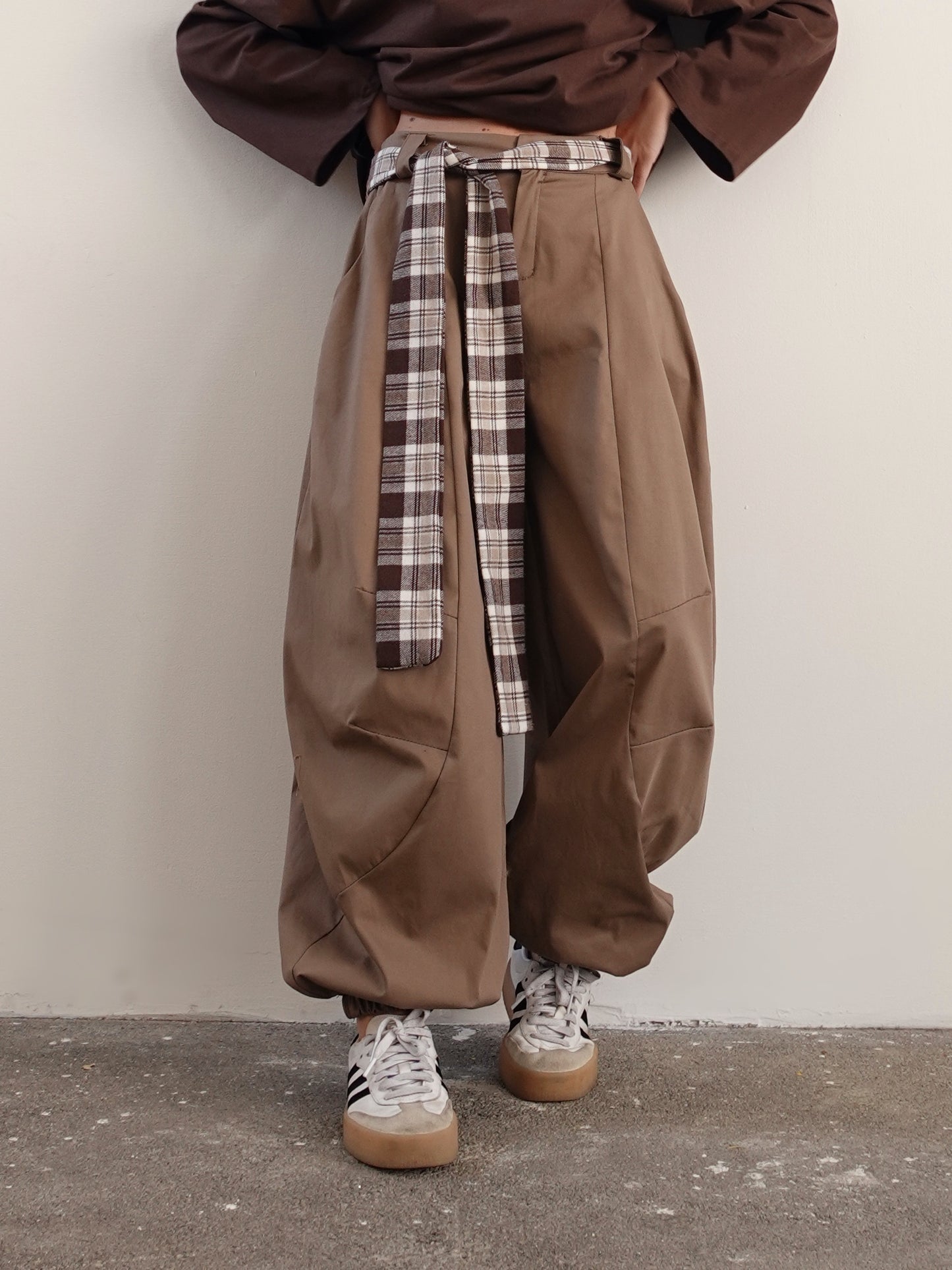 PANTALONI BALLOON FIT CON CINTURA A QUADRI - FANGO 96880