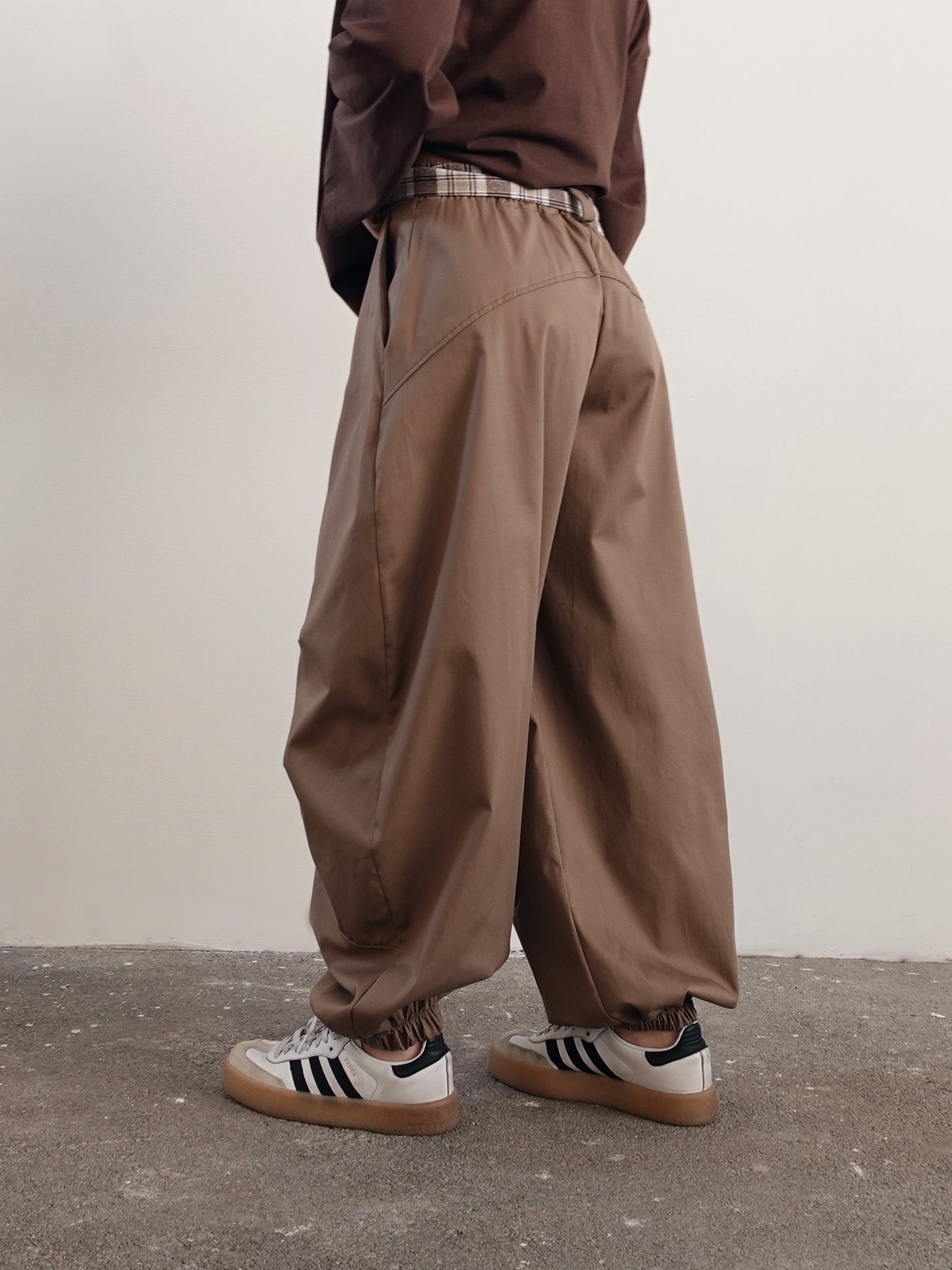PANTALONI BALLOON FIT CON CINTURA A QUADRI - FANGO 96880