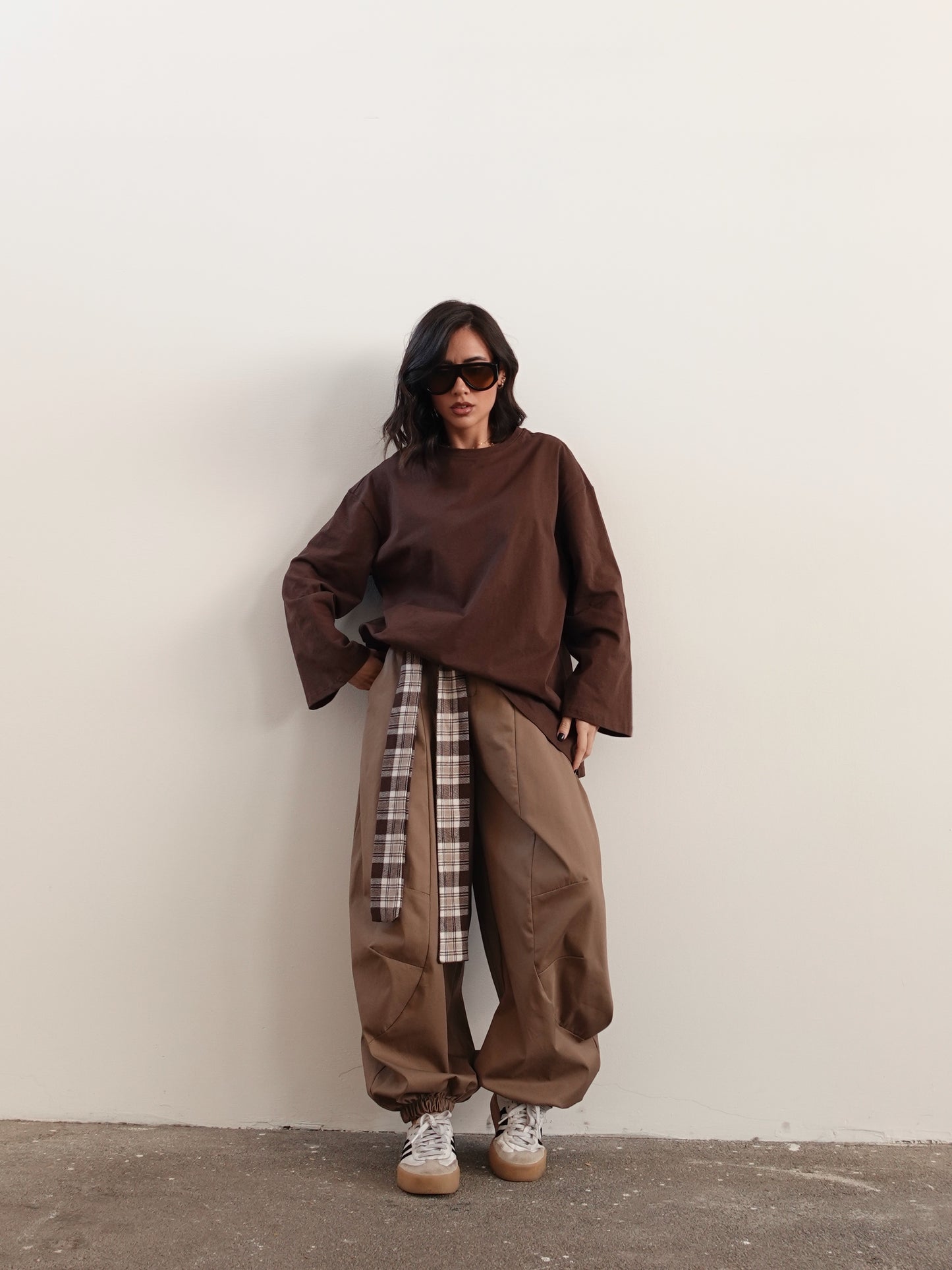 PANTALONI BALLOON FIT CON CINTURA A QUADRI - FANGO 96880