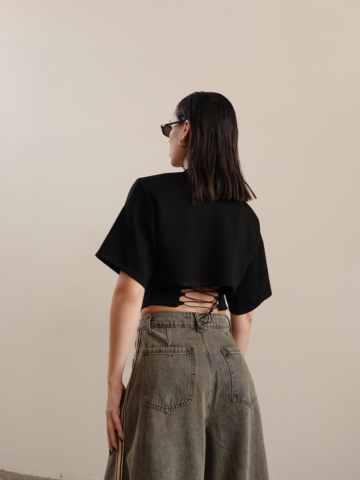 T-SHIRT CROP CON LACCI SUL RETRO - NERO 211