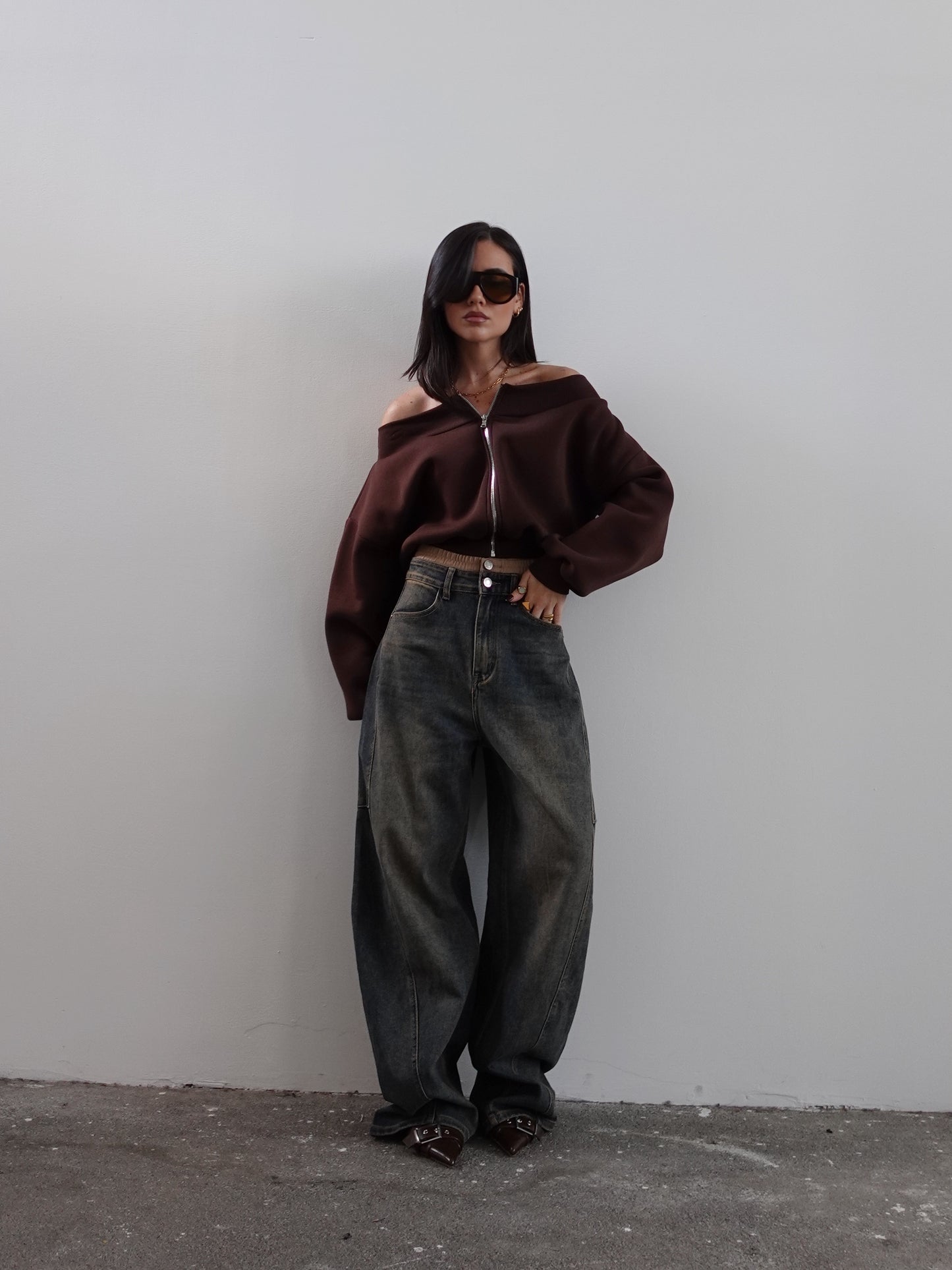 FELPA SCOLLO A BARCA CON ZIP - MARRONE 97101