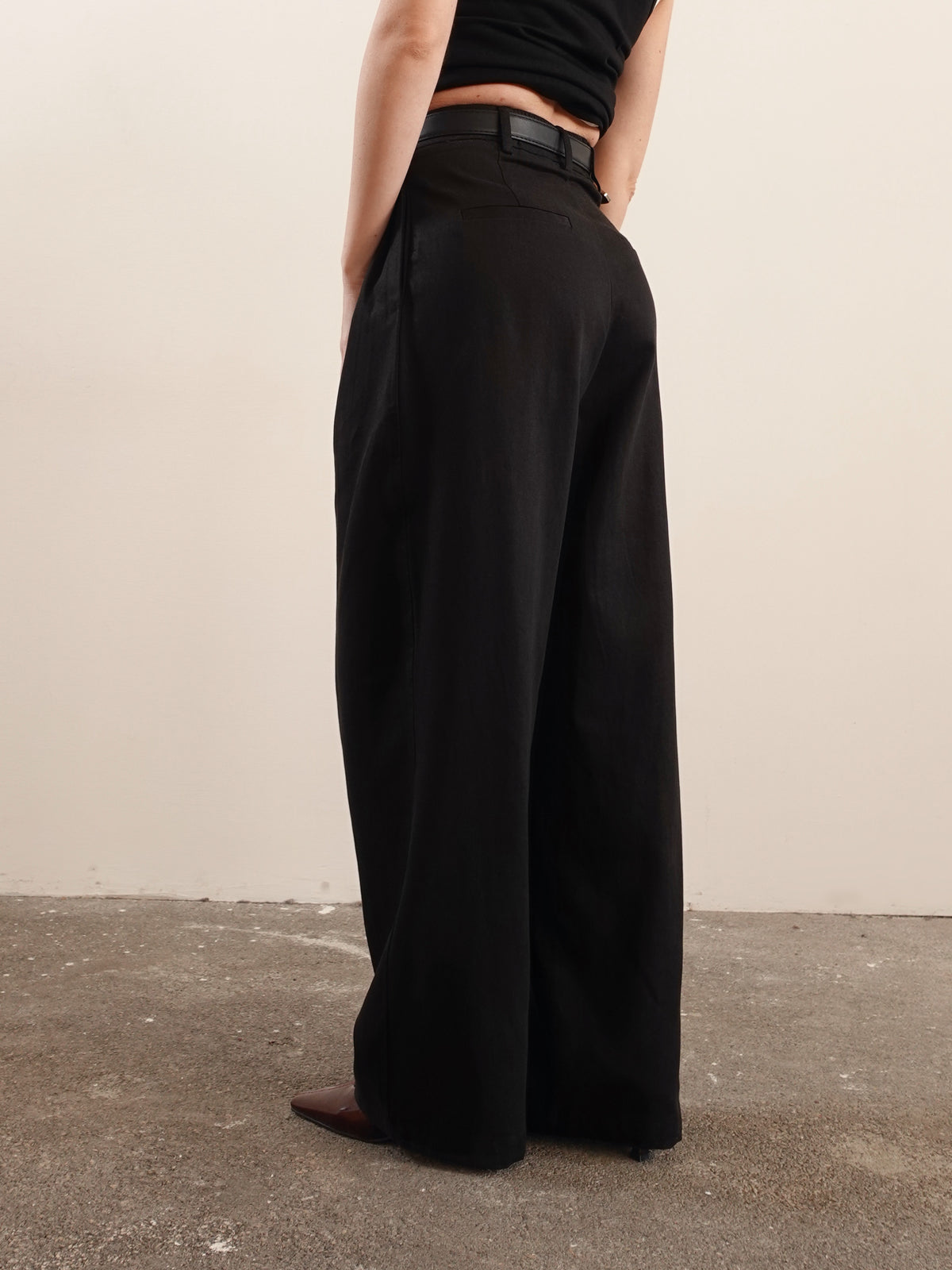 PANTALONI CARROT FIT CON CINTURA - NERO 14737