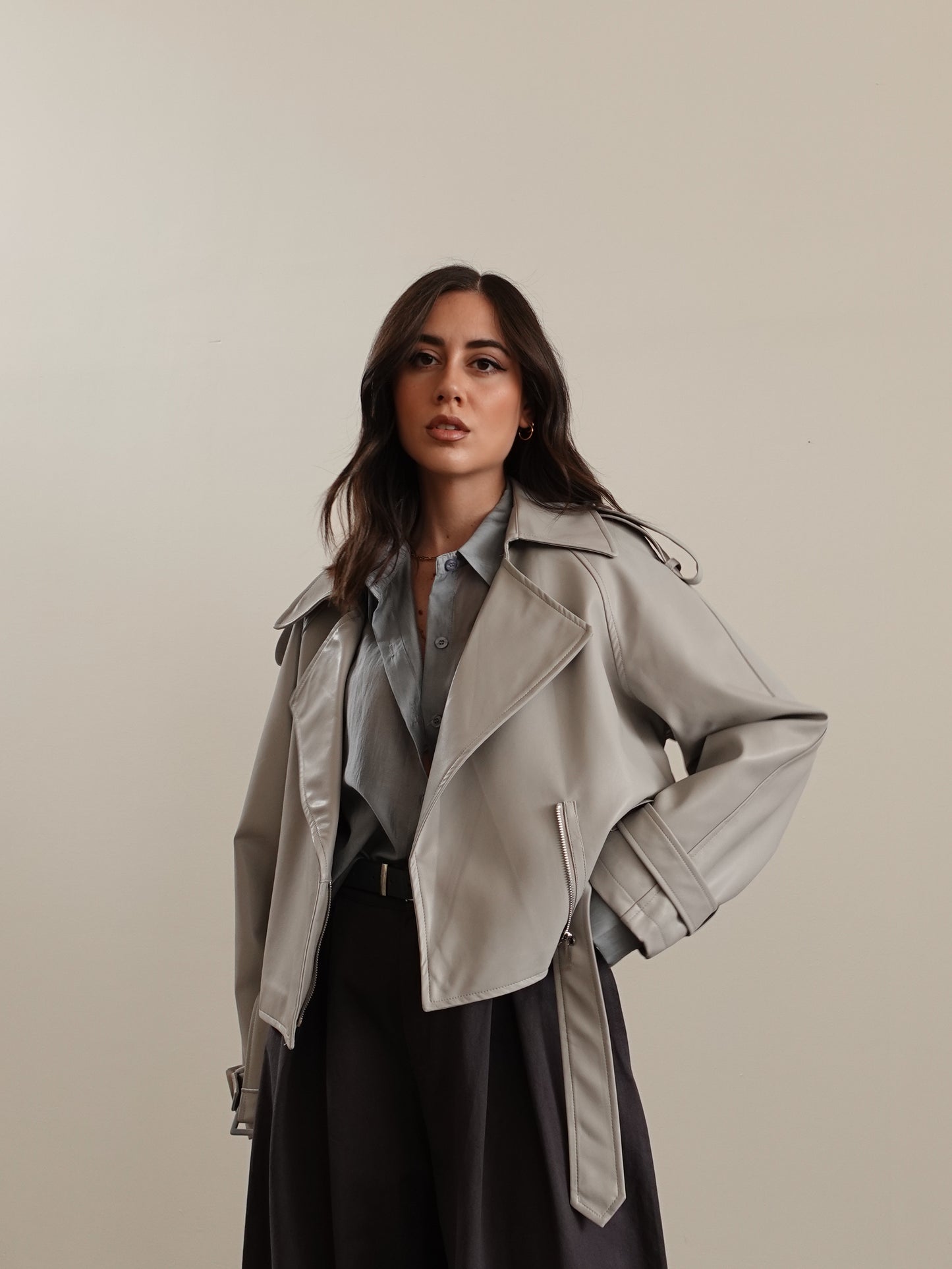 CHIODO CROP IN ECOPELLE CON CINTURA - GRIGIO CHIARO 9392