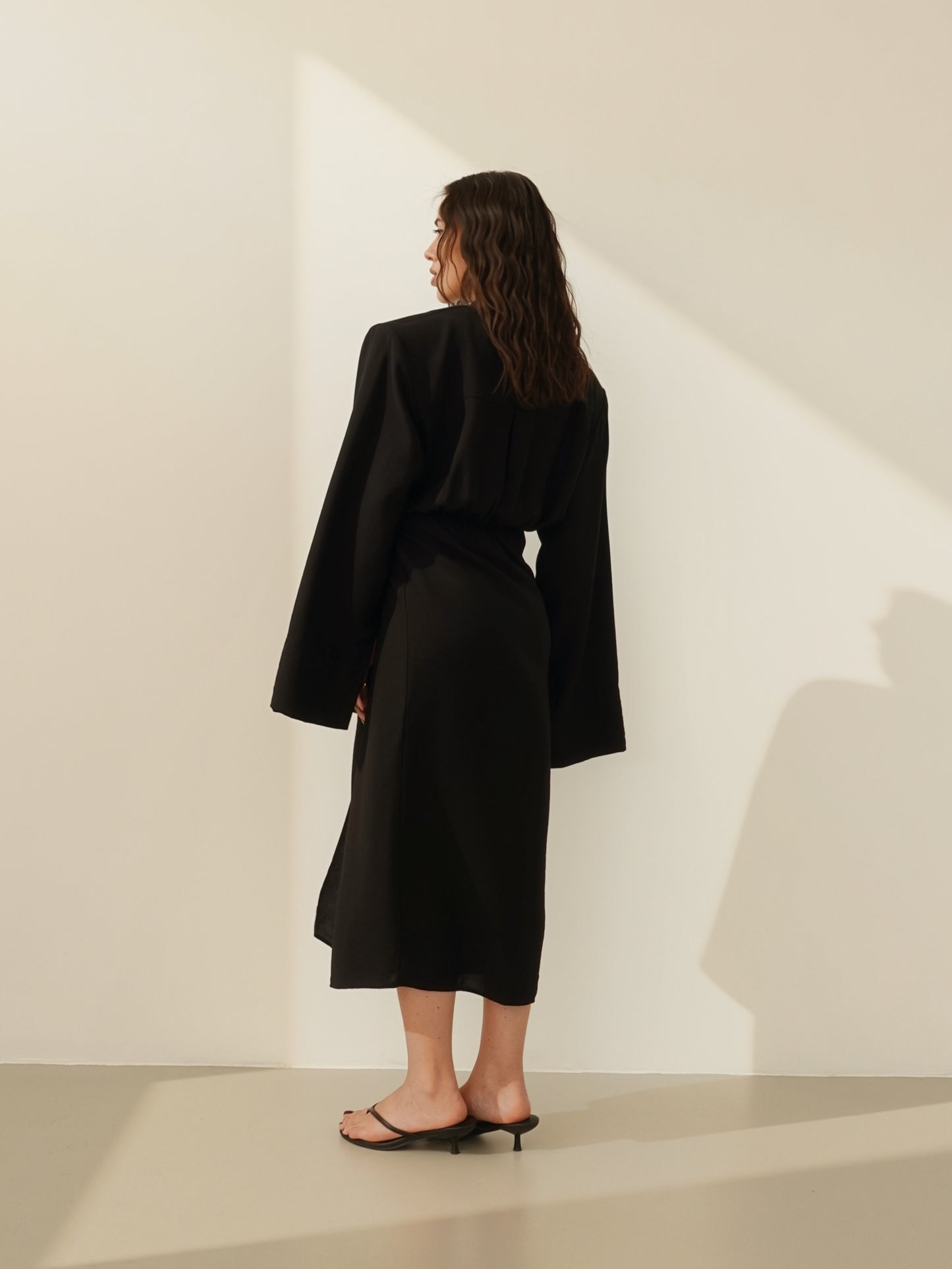 VESTITO A PORTAFOGLIO CON SPALLINE - NERO 7095