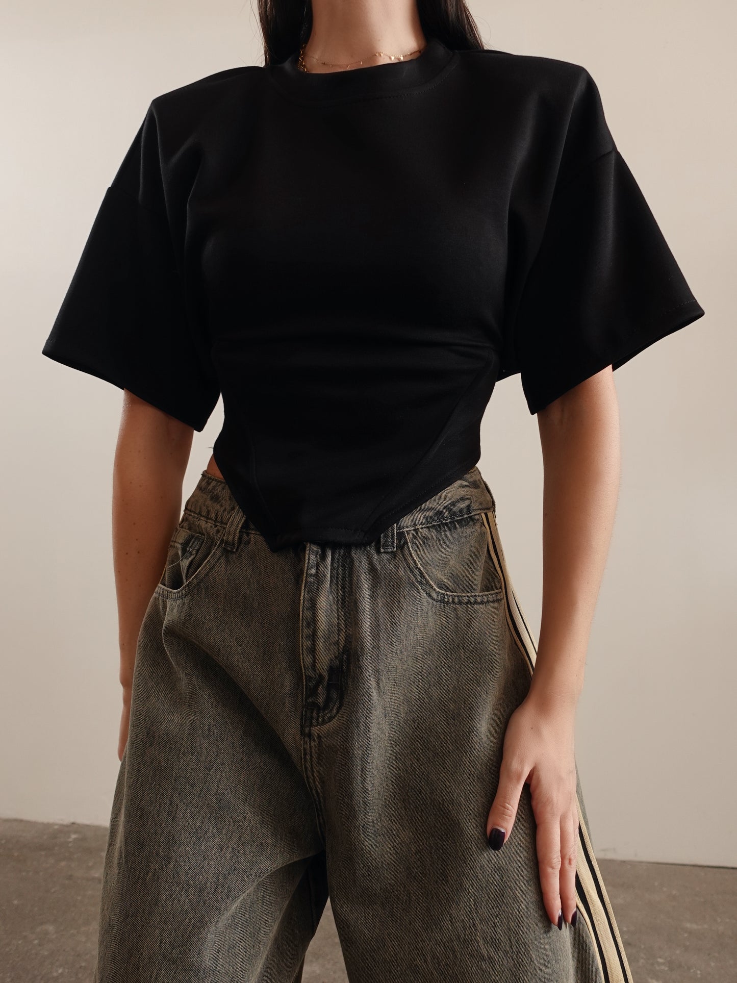 T-SHIRT CROP CON LACCI SUL RETRO - NERO 211