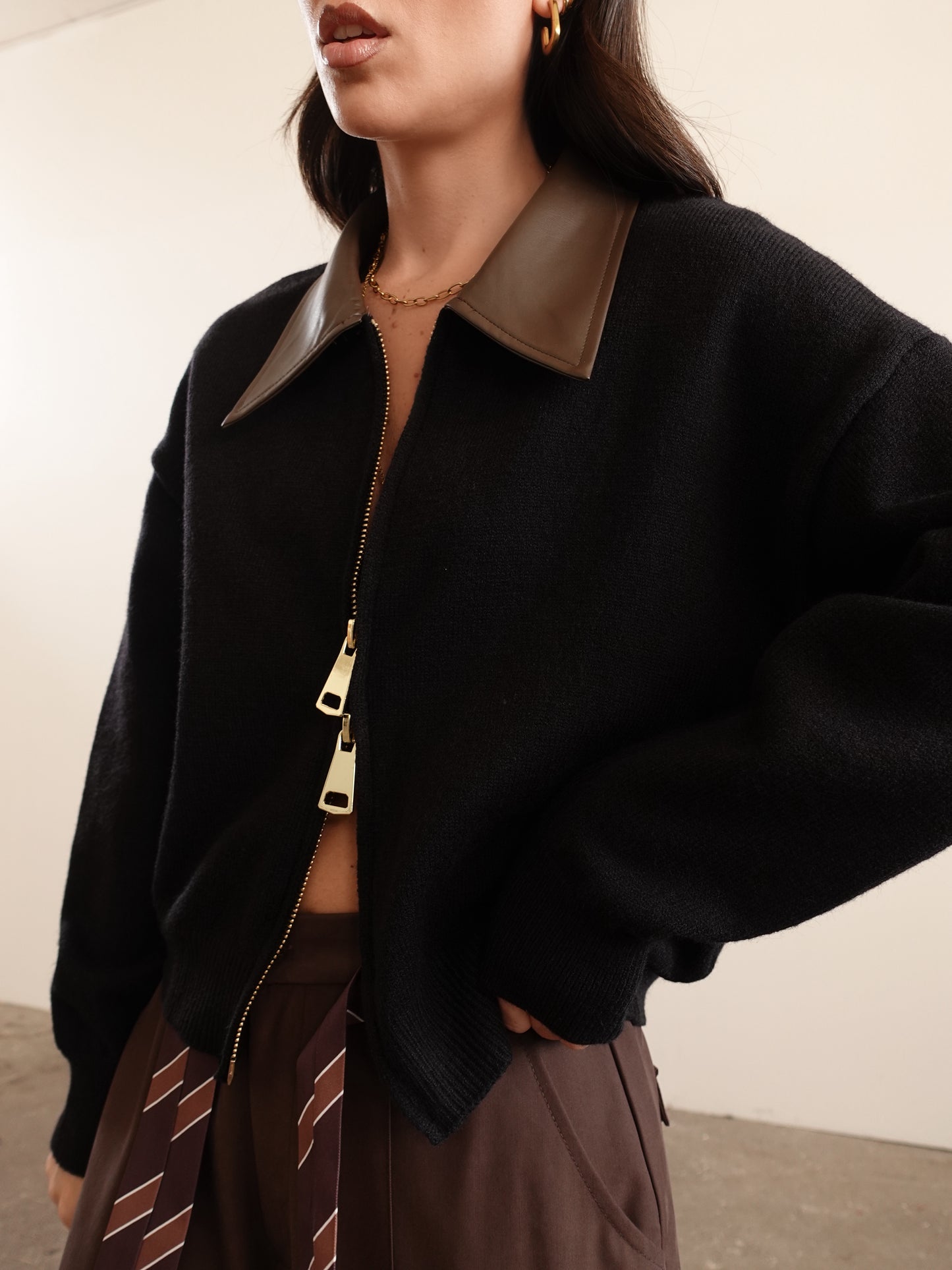 MAGLIONCINO CON ZIP E COLLETTO IN ECOPELLE - NERO 14569