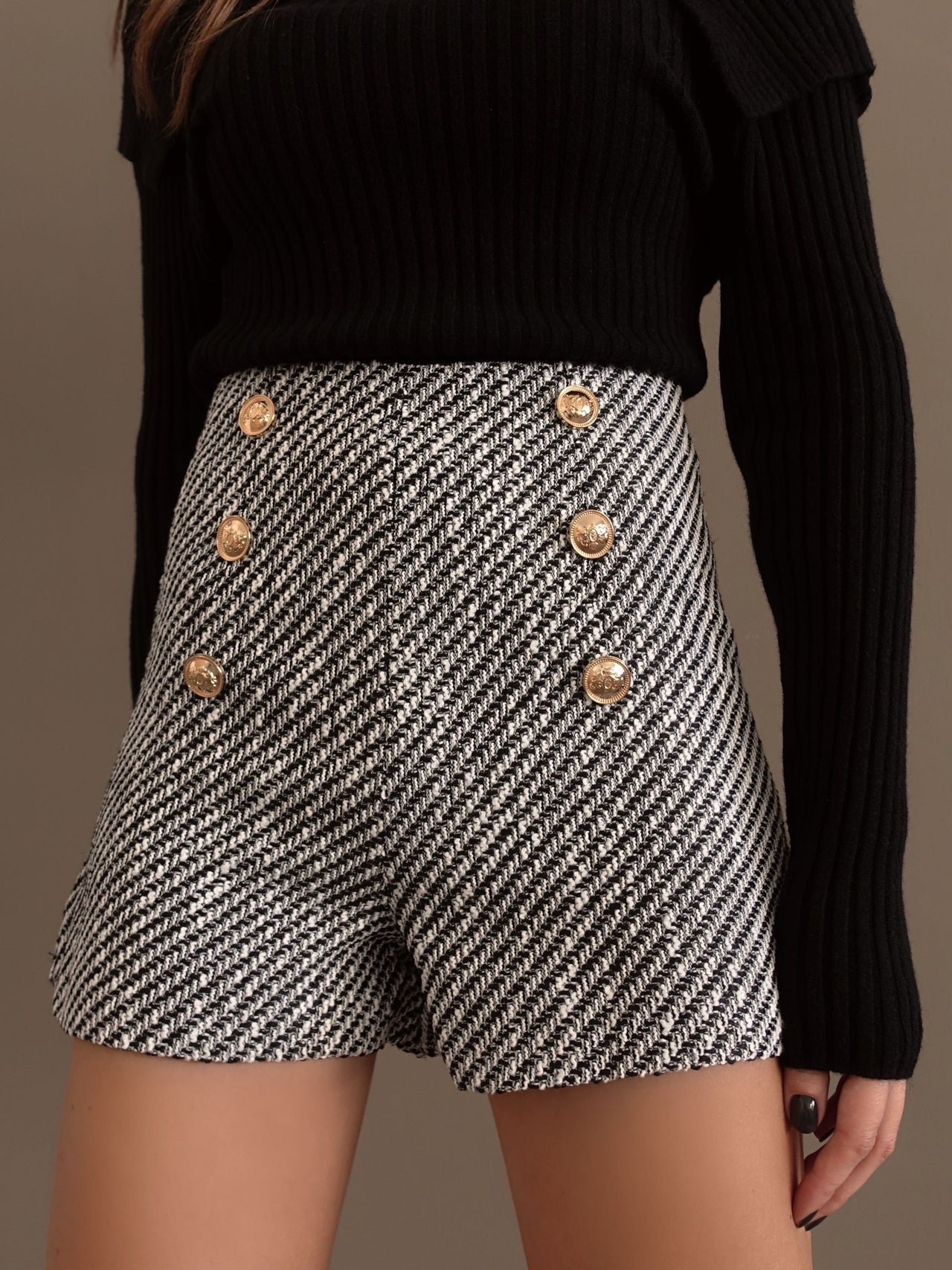 SHORTS IN TWEED CON BOTTONI ORO - BIANCO-NERO 4935