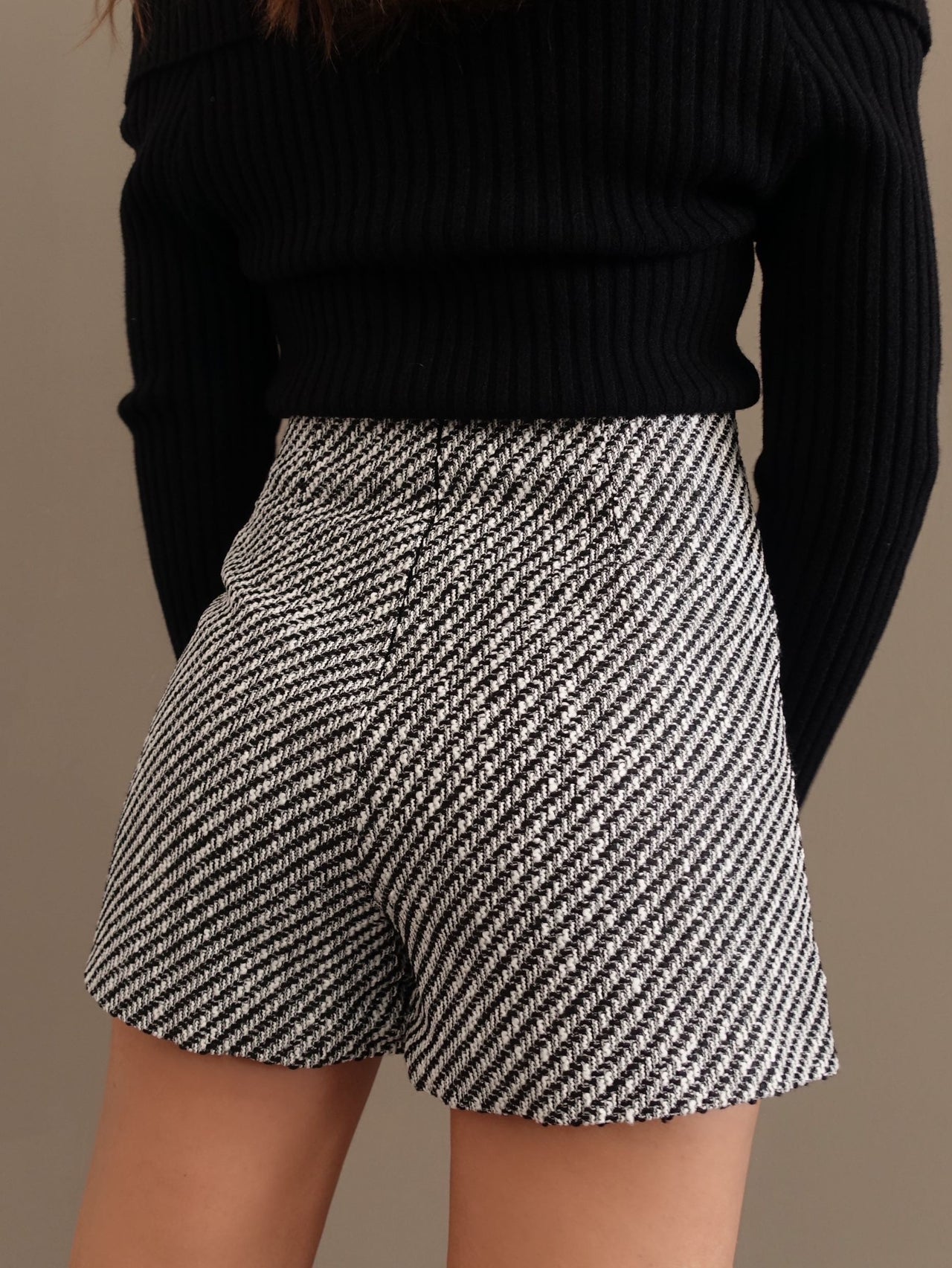 SHORTS IN TWEED CON BOTTONI ORO - BIANCO-NERO 4935