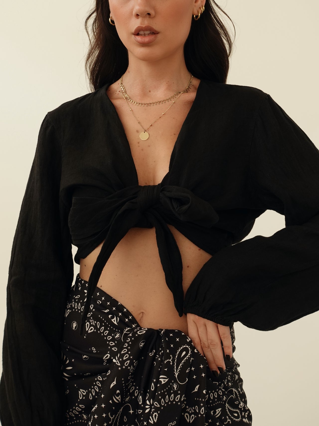 BLUSA CROP CON NODO 100% LINO - NERO 8767