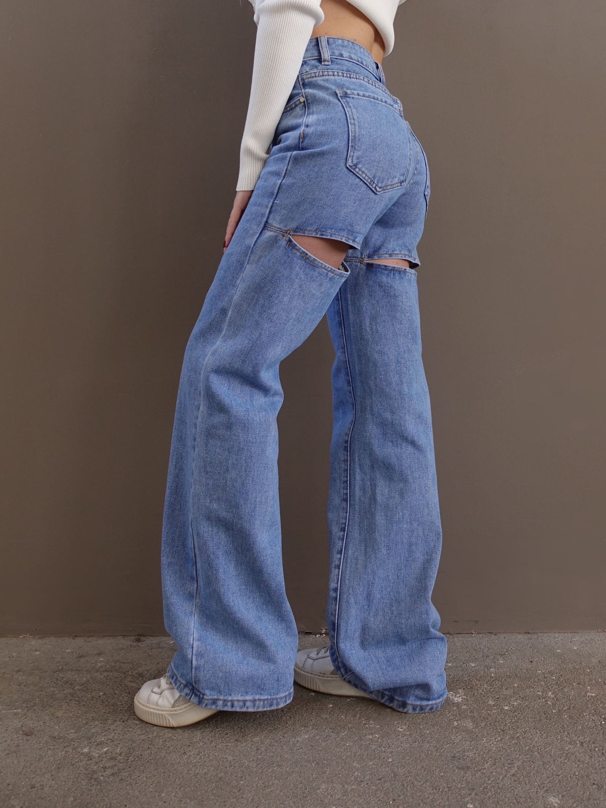 JEANS WIDE LEG CON STRASS E TAGLI SUL RETRO - Y902