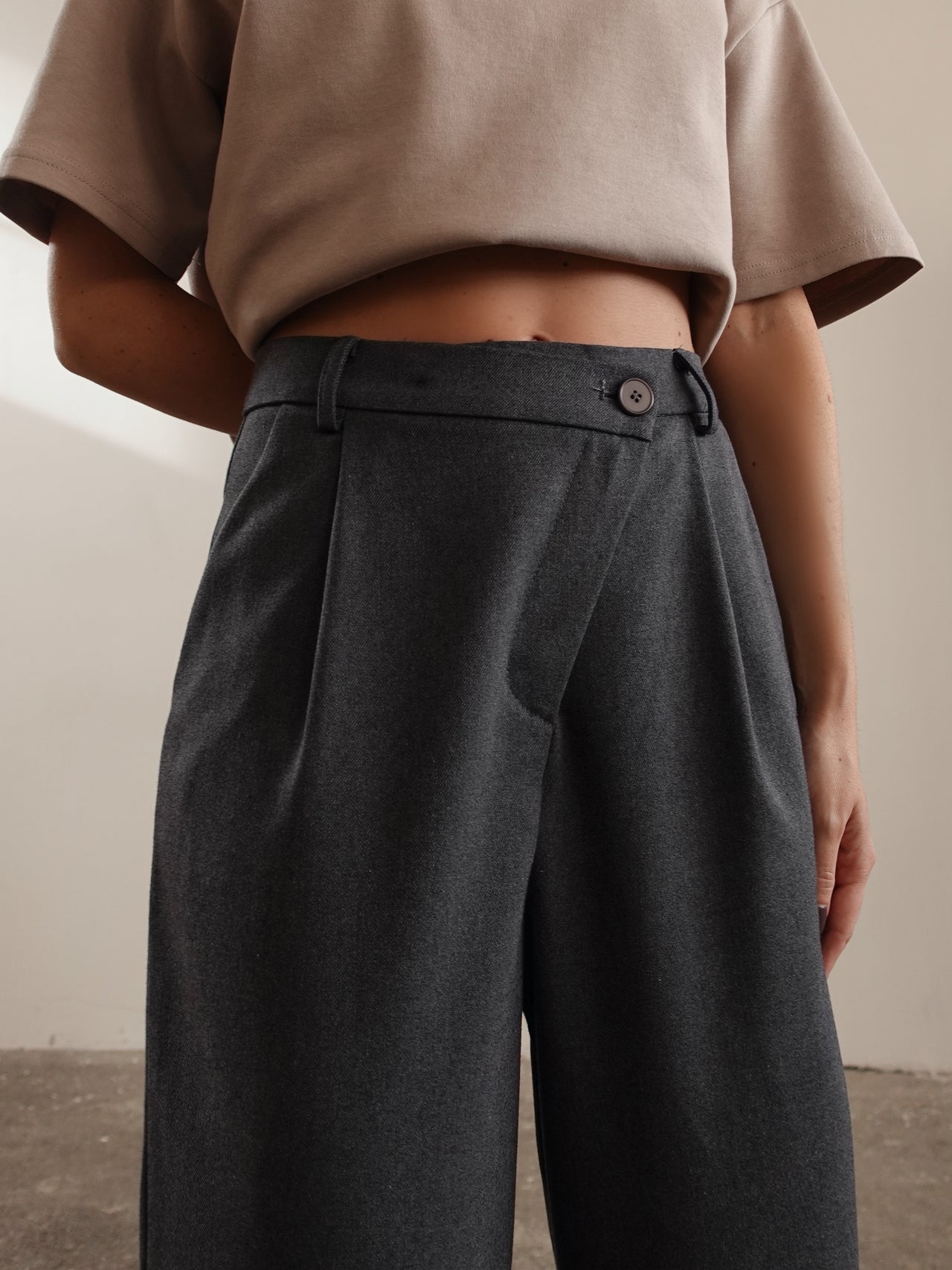 PANTALONI WIDE LEG CON CHIUSURA ASIMMETRICA - GRIGIO 9606