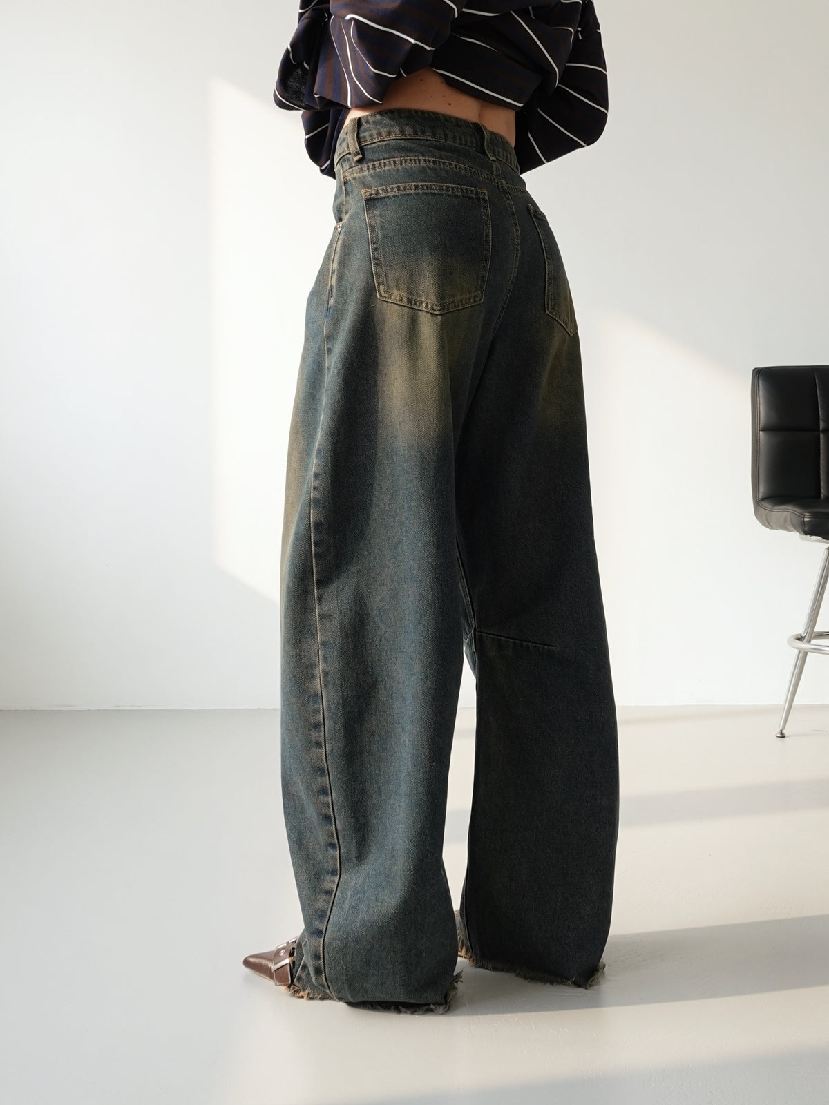 JEANS SABBIATO BALLOON FIT CON FONDO SFRANGIATO - DENIM SCURO 32265