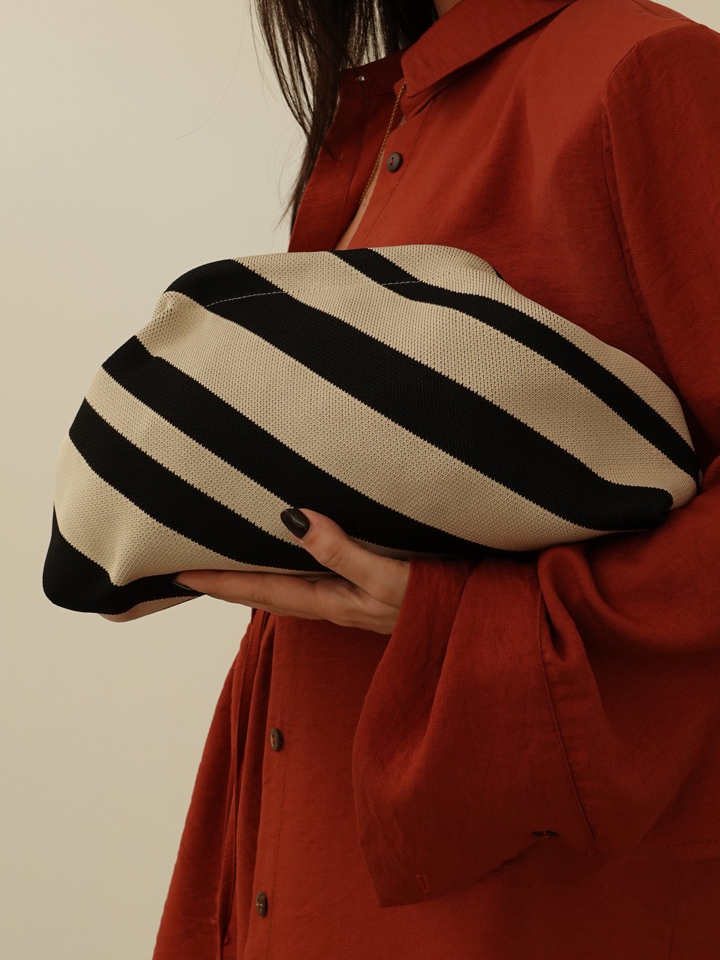 CLUTCH A RIGHE - BEIGE/NERO