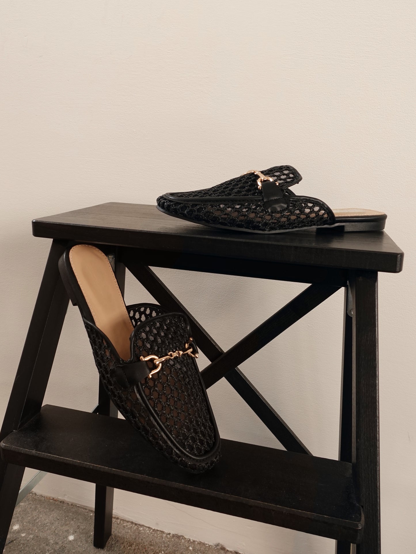 SLIPPERS IN RAFIA - NERO RY56