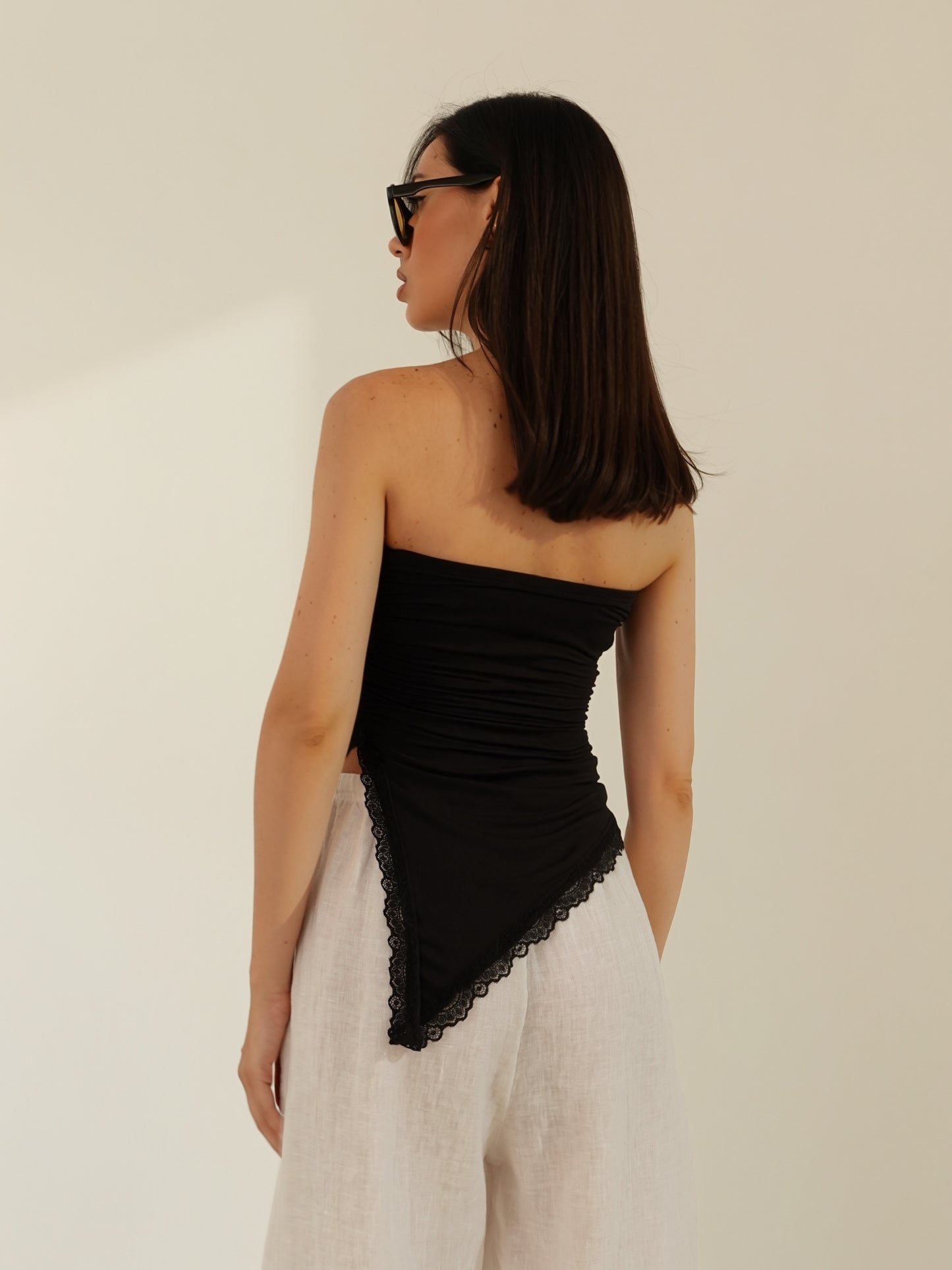 TOP ASIMMETRICO CON FONDO IN PIZZO - NERO 141482