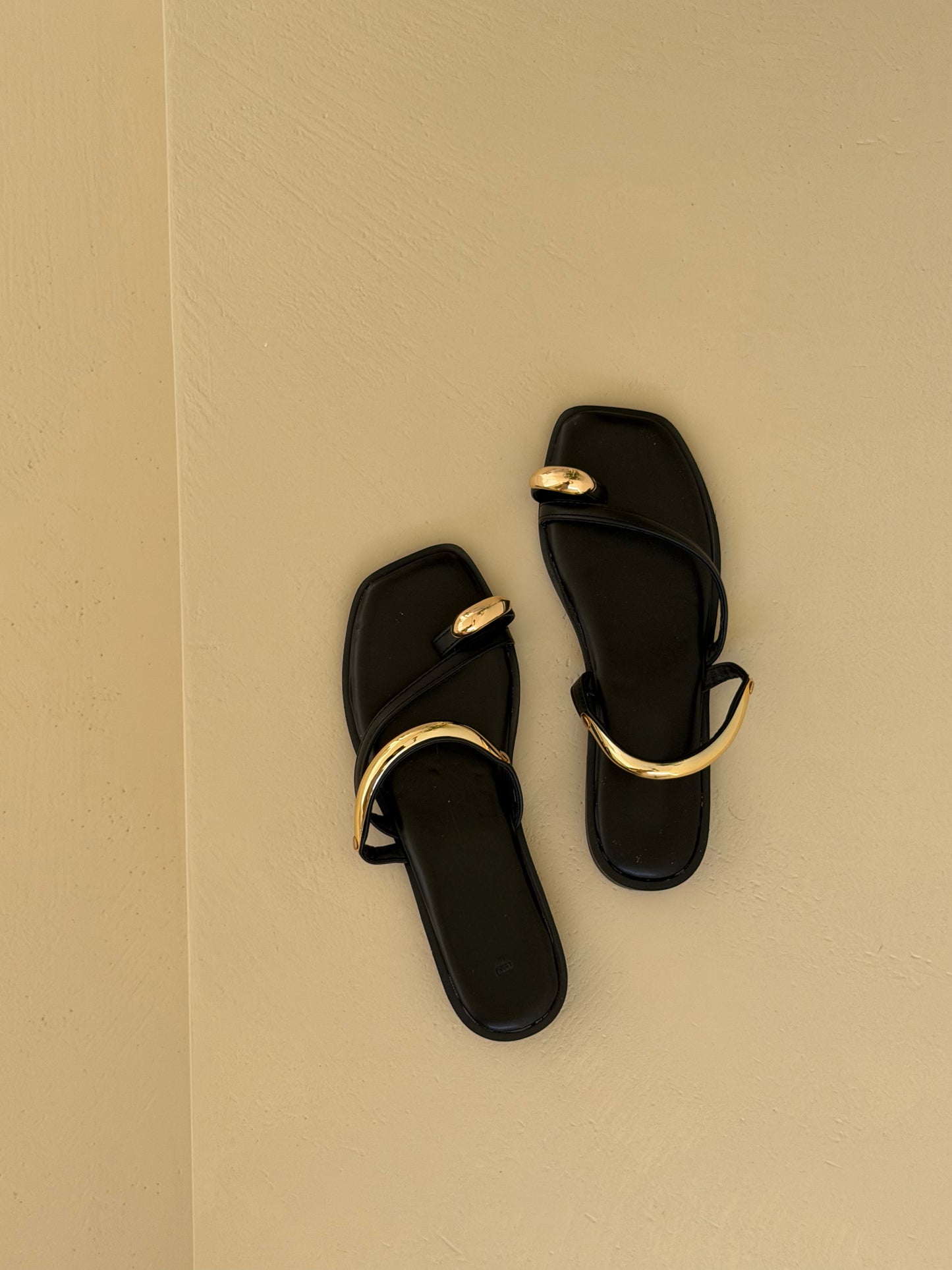CIABATTA CON DETTAGLI ORO - NERO CM207