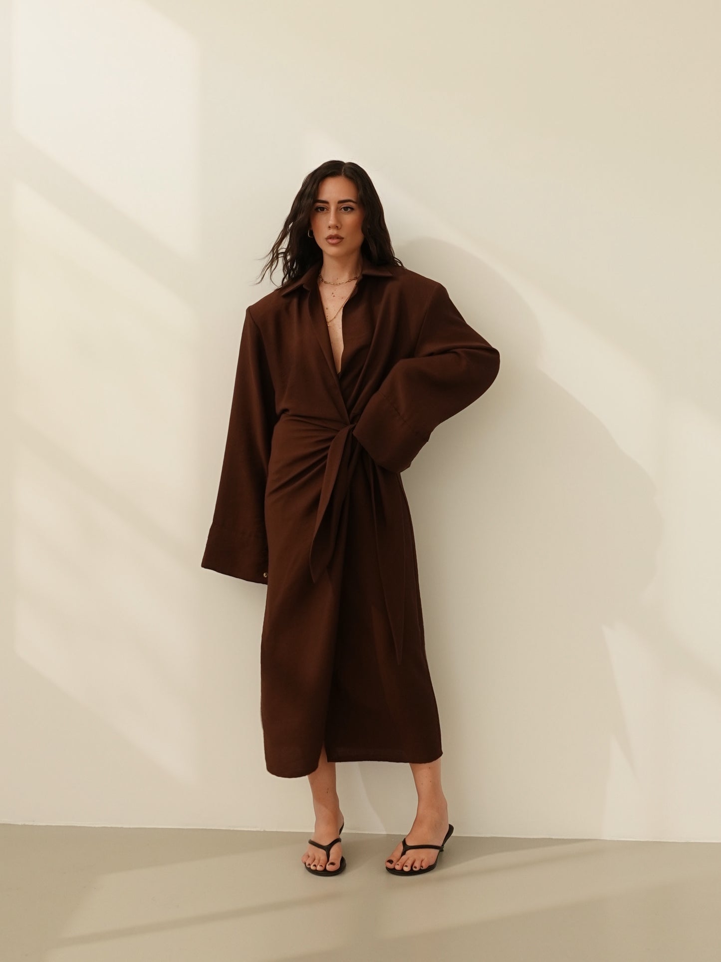 VESTITO A PORTAFOGLIO CON SPALLINE - MARRONE 7095