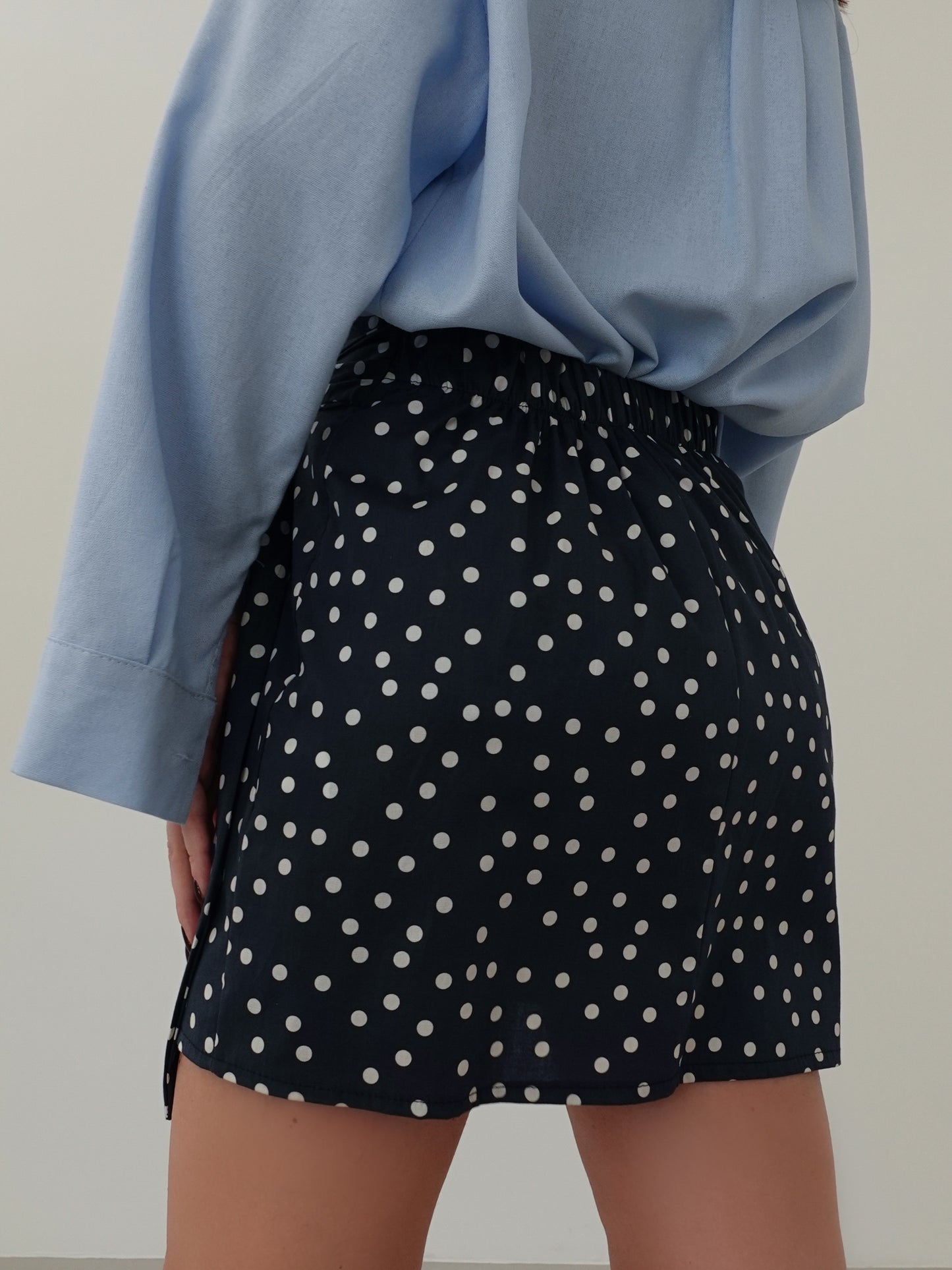 MINIGONNA A POIS CON CHIUSURA A PORTAFOGLIO - BLU 58925