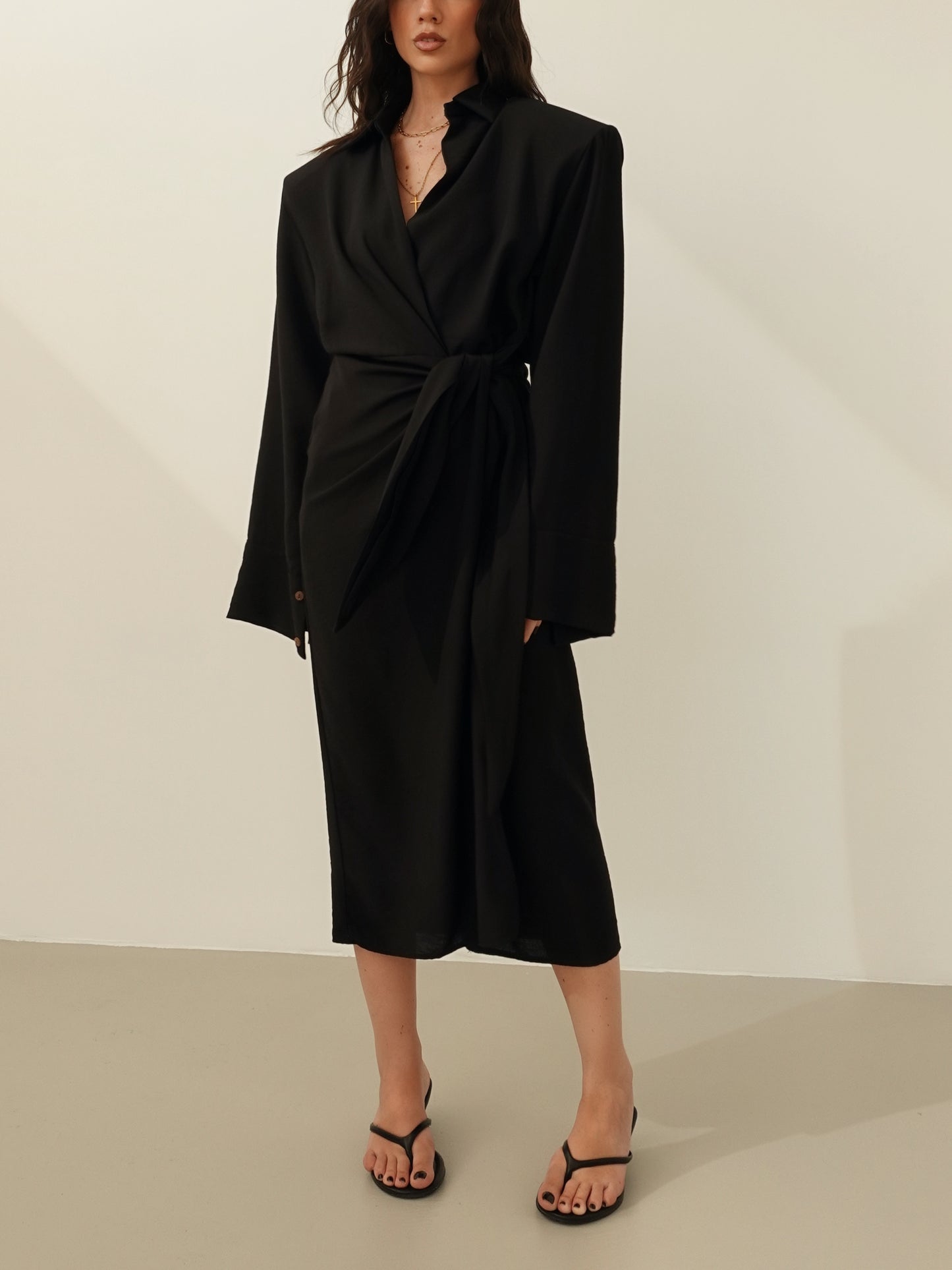VESTITO A PORTAFOGLIO CON SPALLINE - NERO 7095