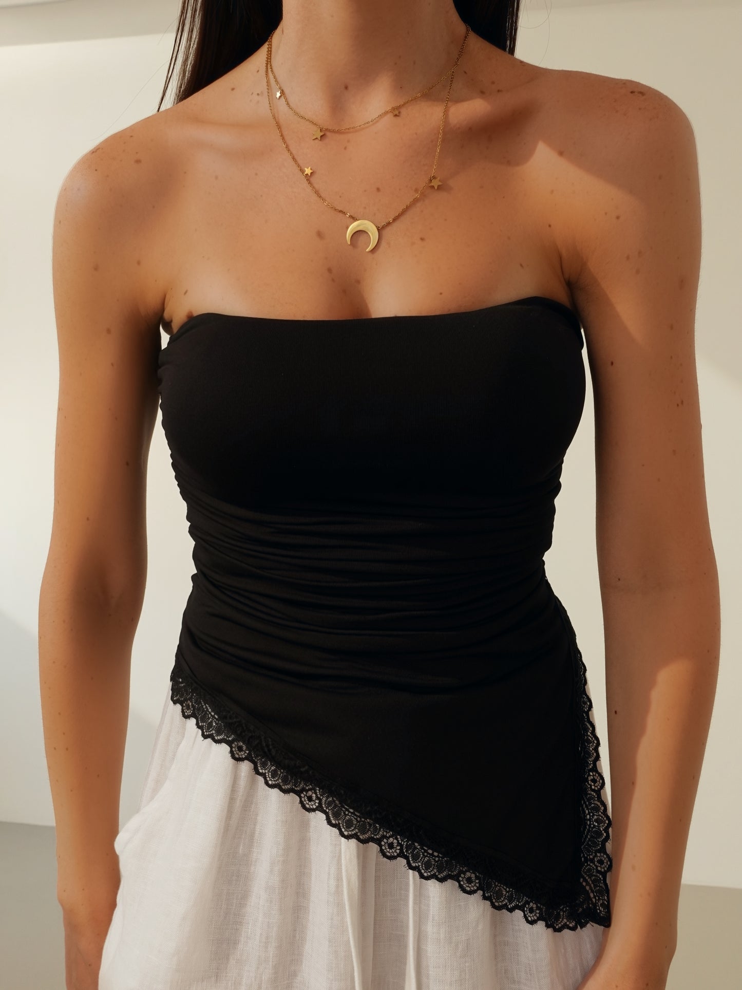 TOP ASIMMETRICO CON FONDO IN PIZZO - NERO 141482