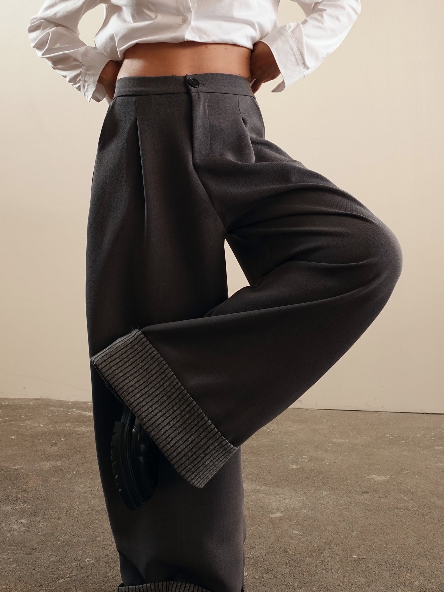 PANTALONI BAGGY CON PIEGA A RIGHE - GRIGIO 15600