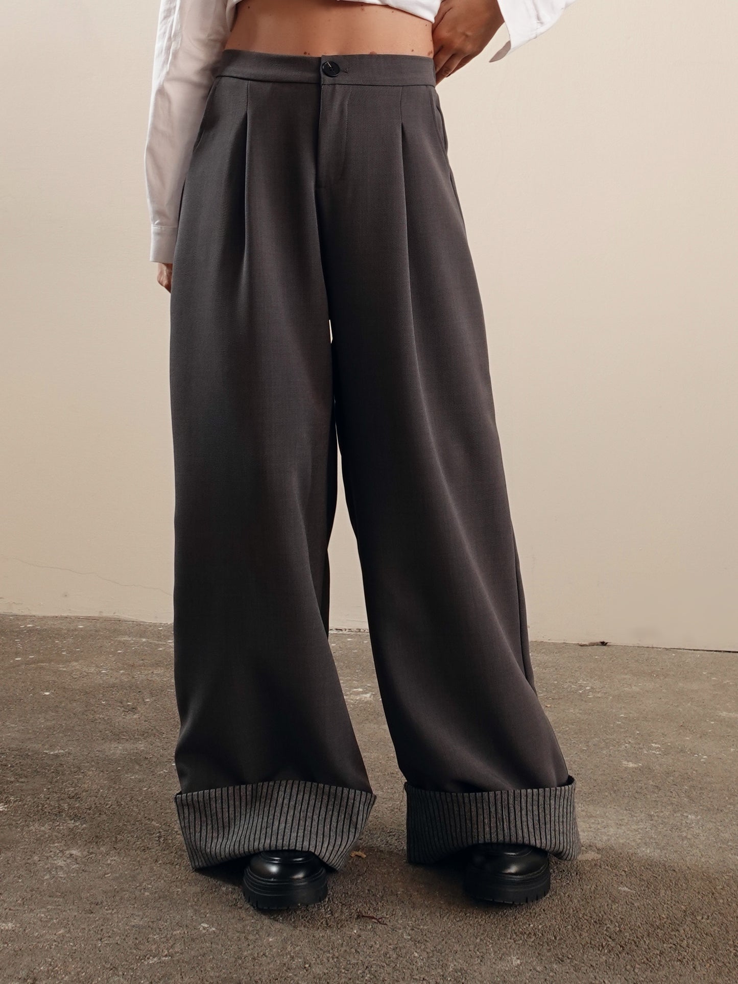 PANTALONI BAGGY CON PIEGA A RIGHE - GRIGIO 15600