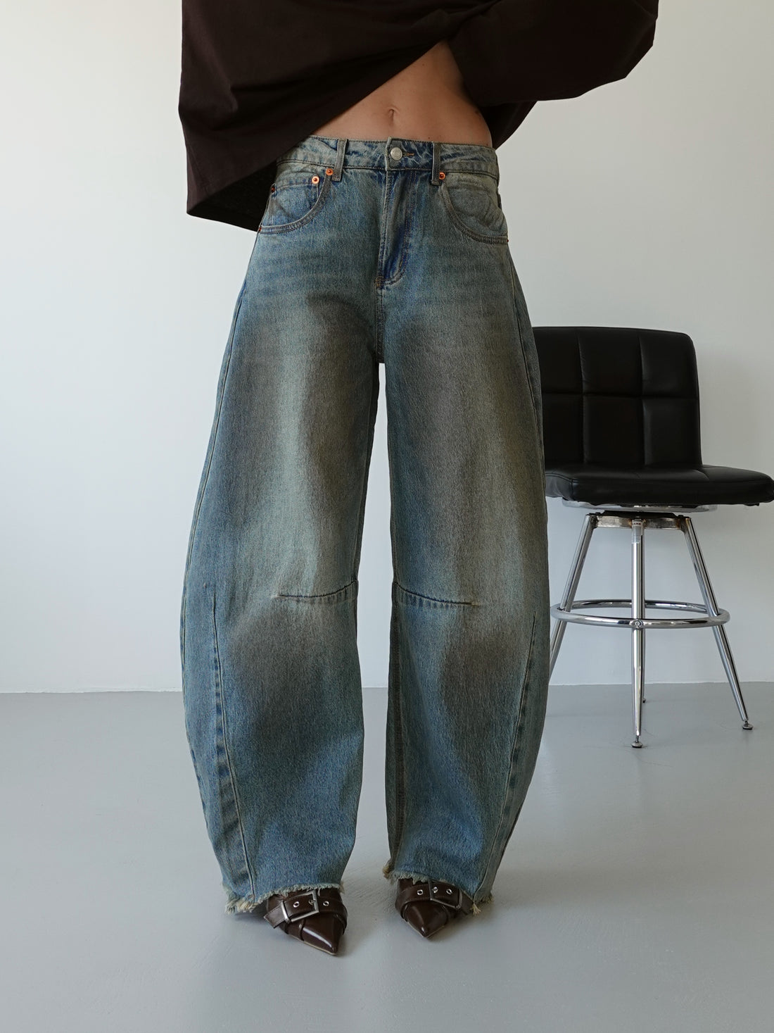 JEANS BARRELL FIT SABBIATO - LAVAGGIO MEDIO ZJ6125B
