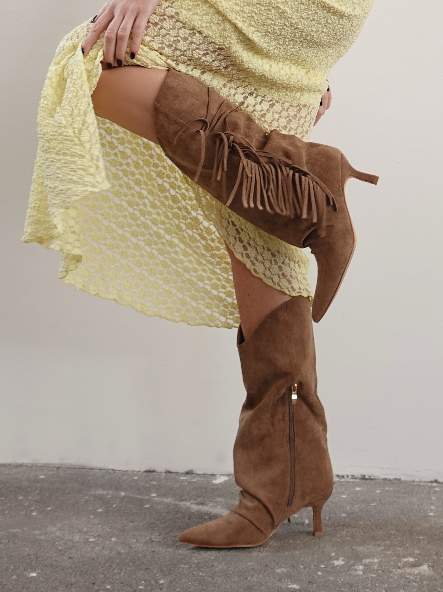 STIVALE SCAMOSCIATO CON FRANGE - CAMEL G76