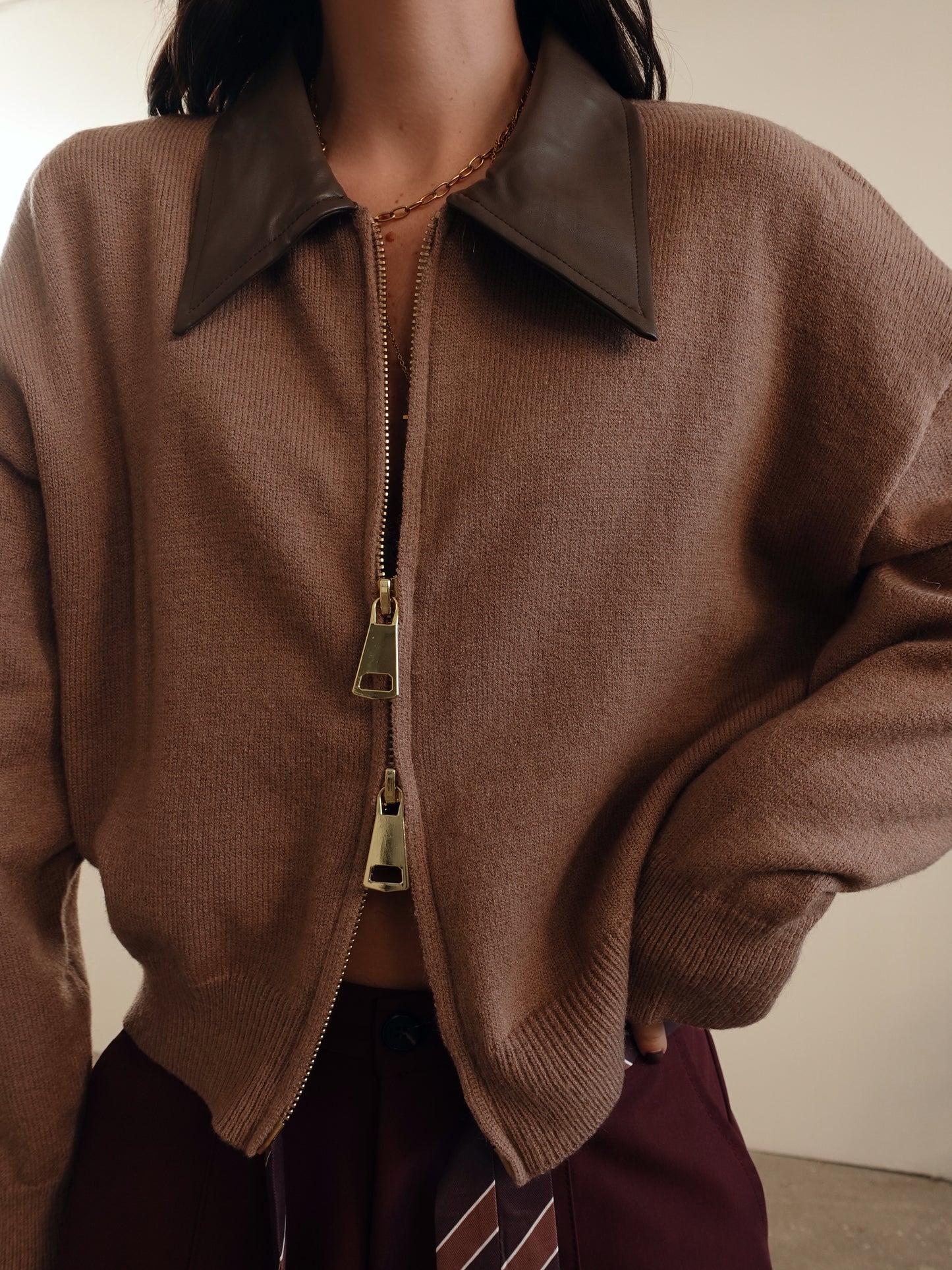 MAGLIONCINO CON ZIP E COLLETTO IN ECOPELLE - SABBIA 14569