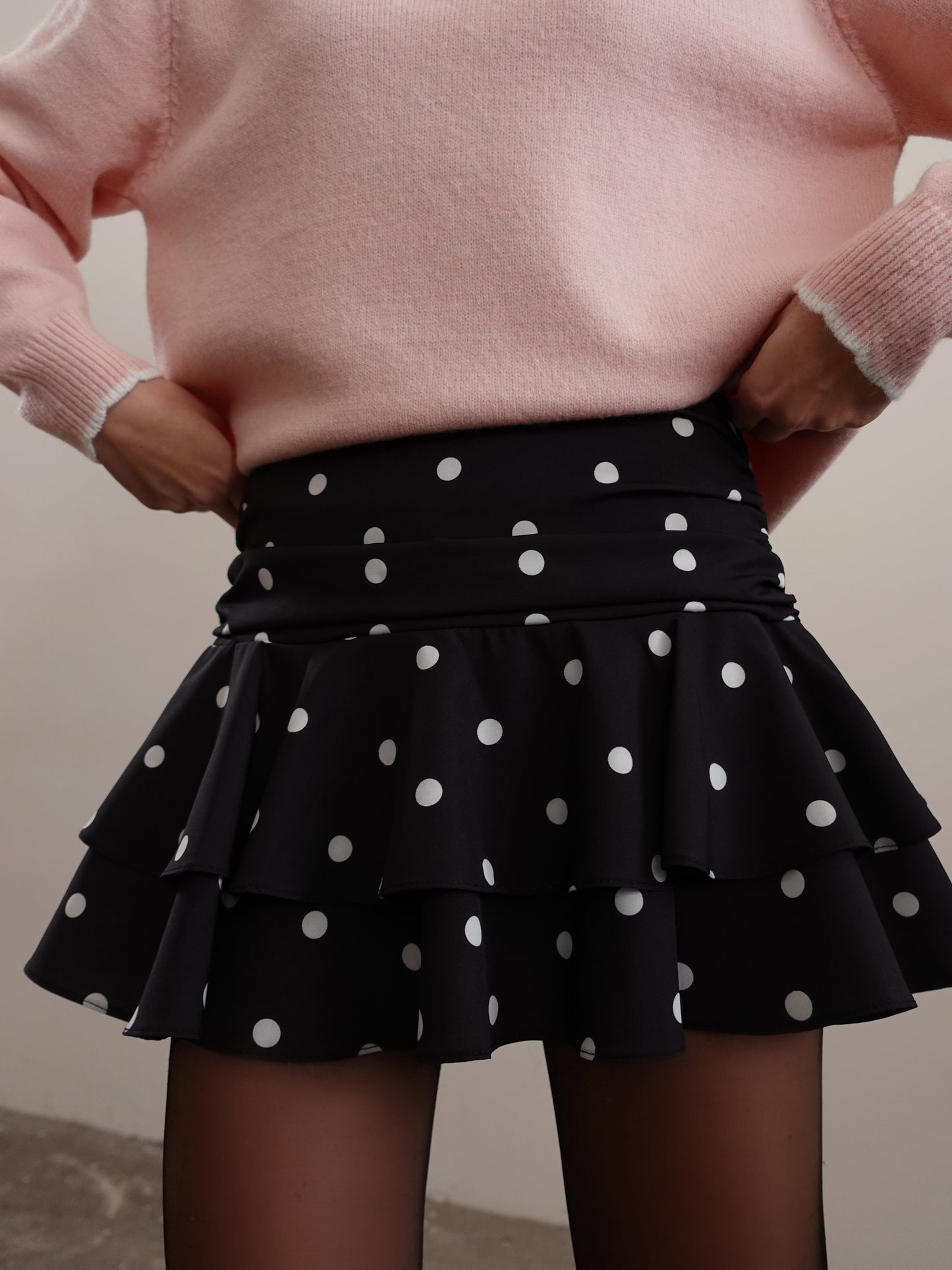 MINIGONNA A POIS CON VOLANT - NERO 9825