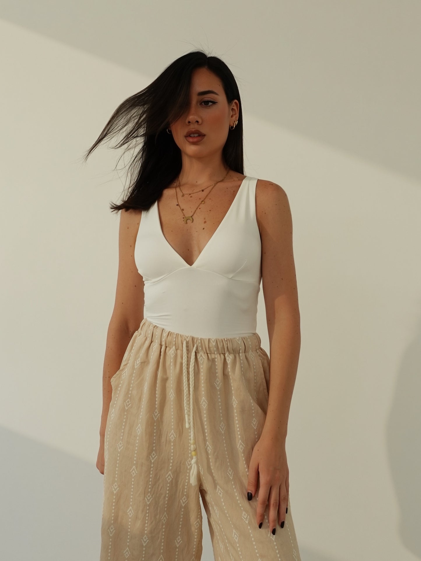 BODY SCOLLO A V CON COPPETTE - BIANCO 13729