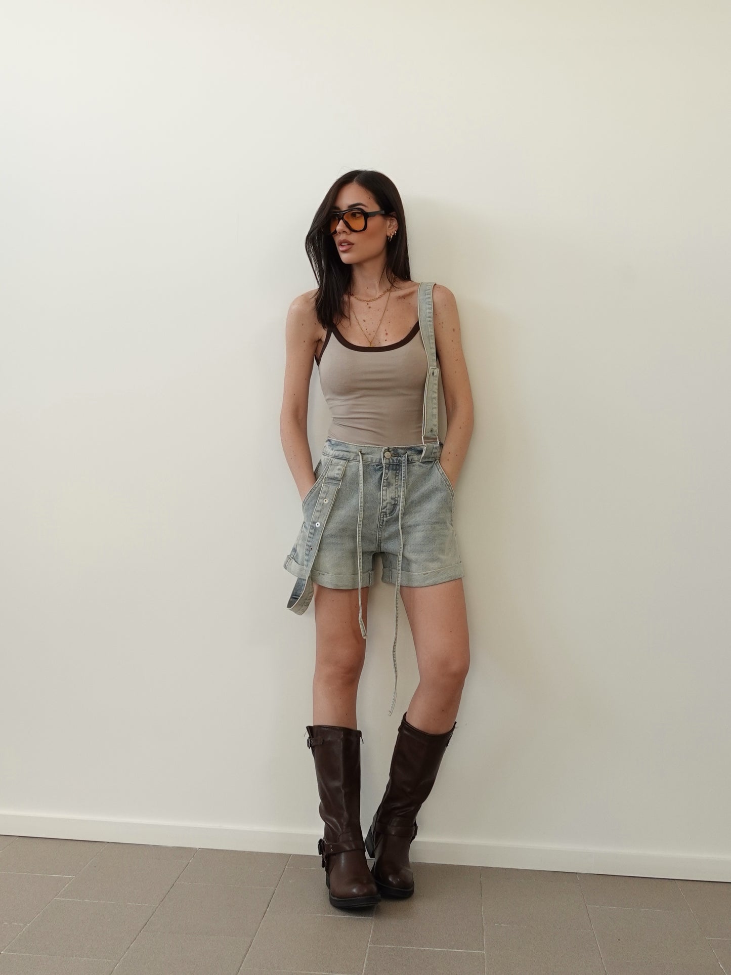 SHORTS IN DENIM CON BRETELLE - SABBIATO BEIGE 9007