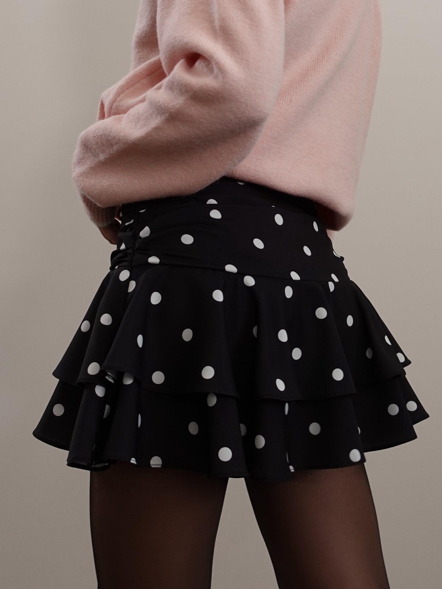 MINIGONNA A POIS CON VOLANT - NERO 9825