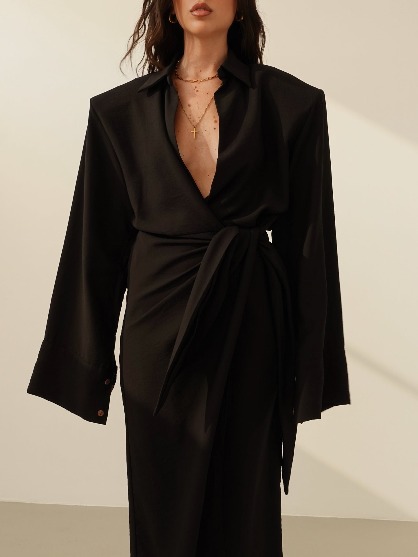 VESTITO A PORTAFOGLIO CON SPALLINE - NERO 7095