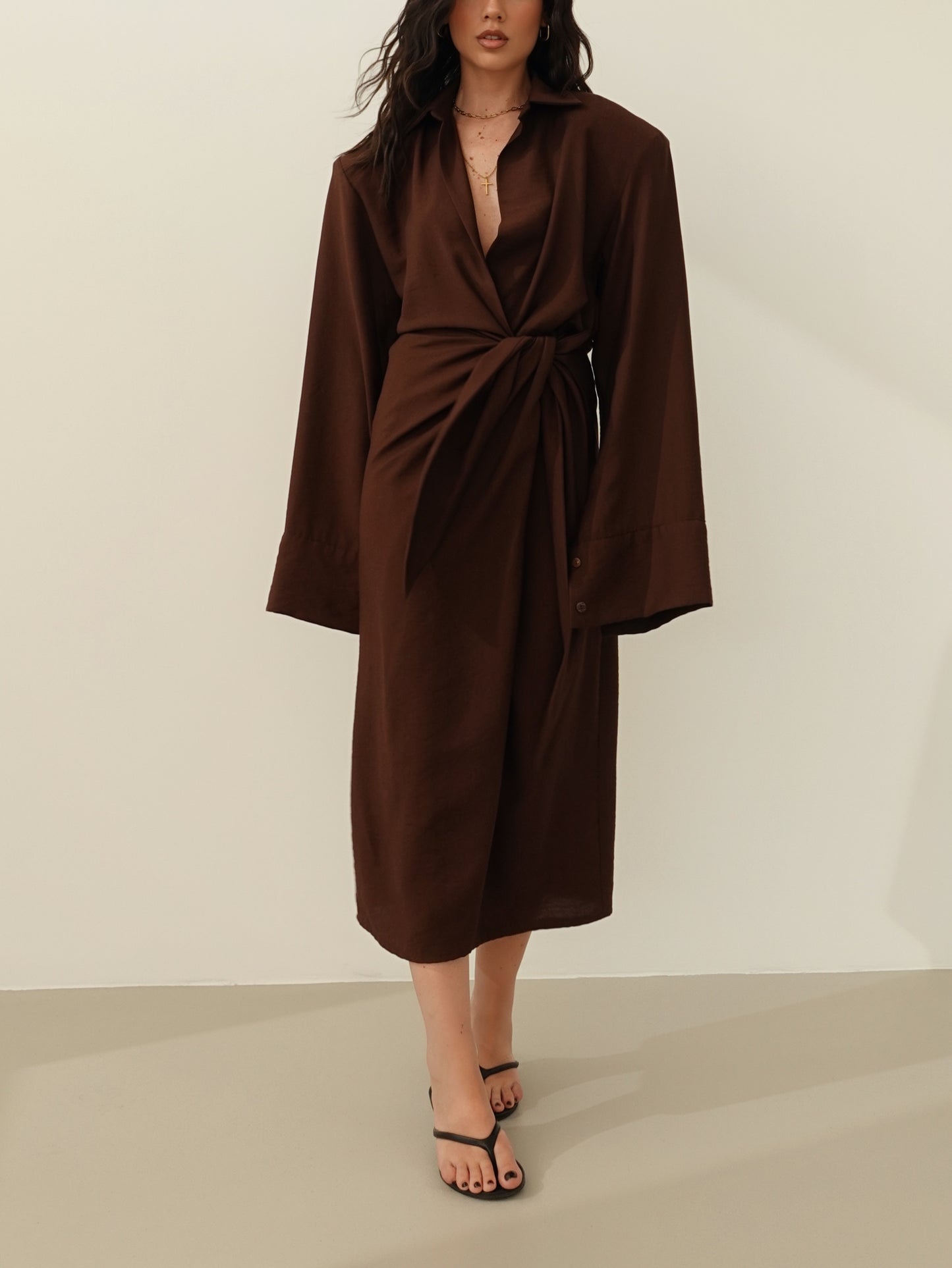 VESTITO A PORTAFOGLIO CON SPALLINE - MARRONE 7095