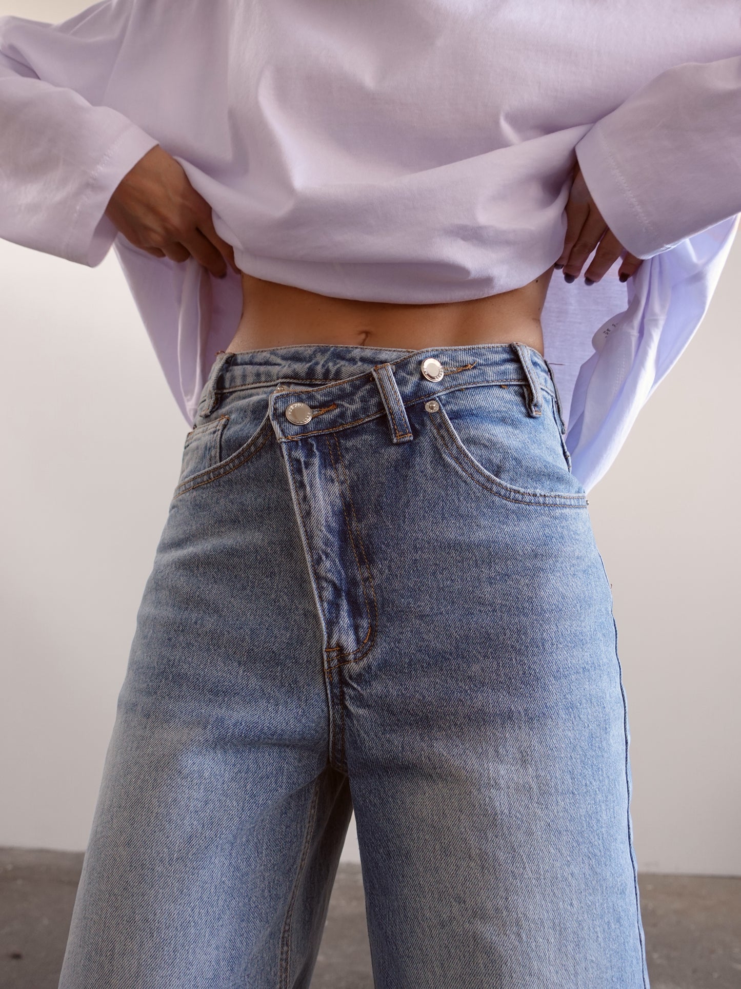 JEANS WIDE LEG CON VITA ASIMMETRICA - BLUE DENIM CHIARO 3390