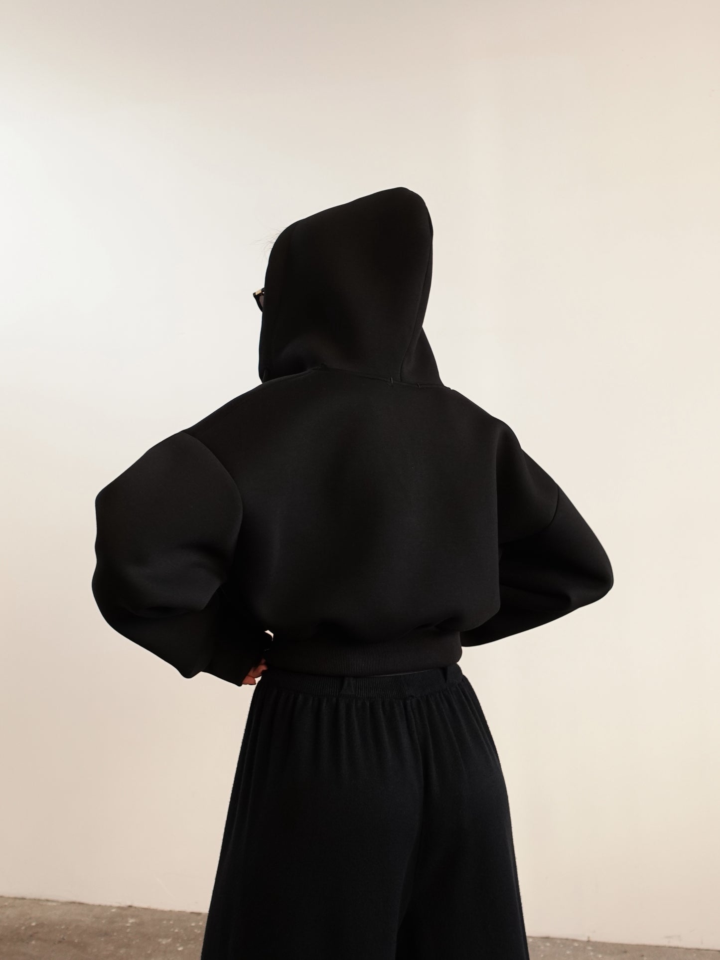 FELPA CROP CON CAPPUCCIO - NERO 1905