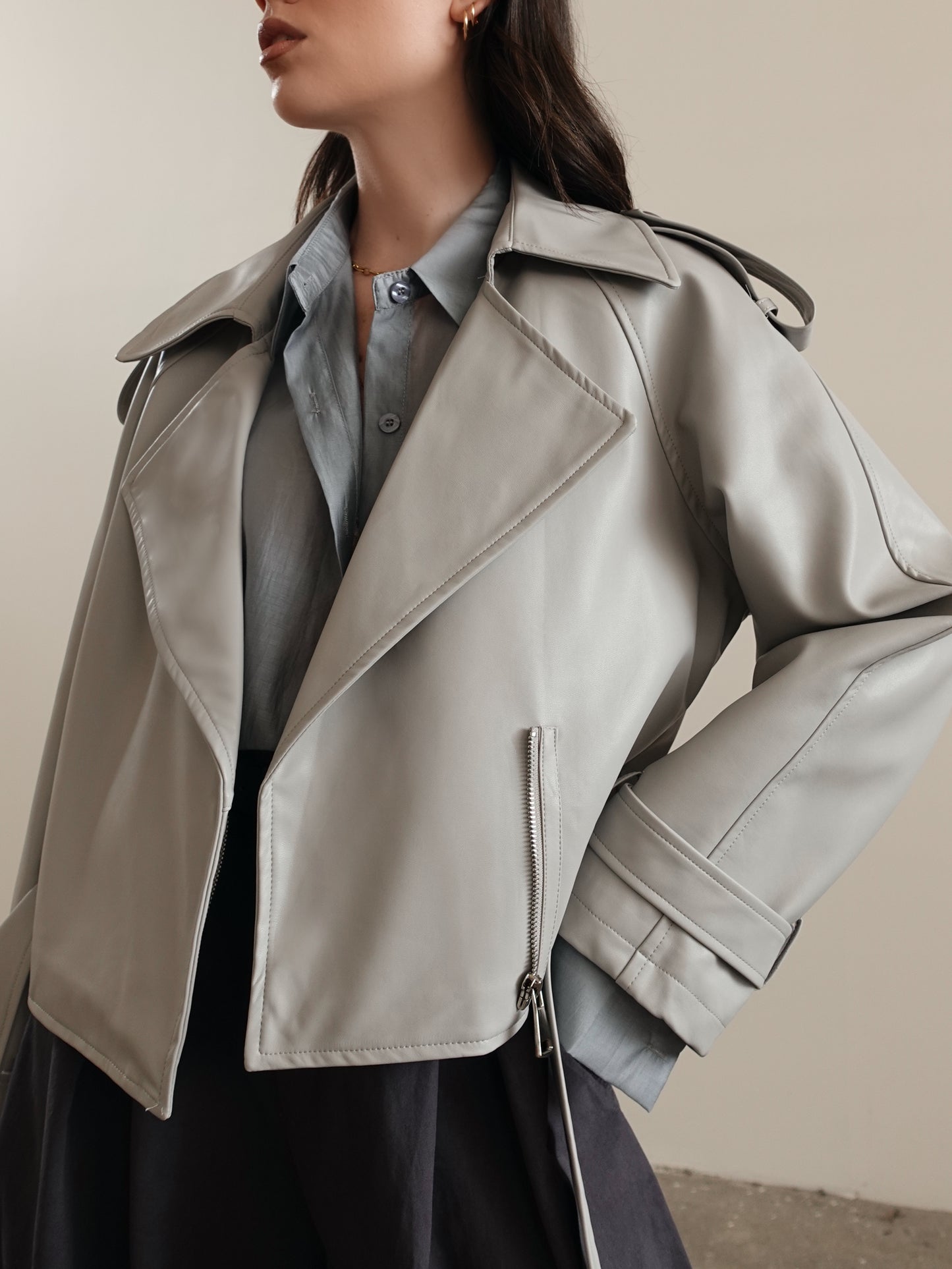 CHIODO CROP IN ECOPELLE CON CINTURA - GRIGIO CHIARO 9392