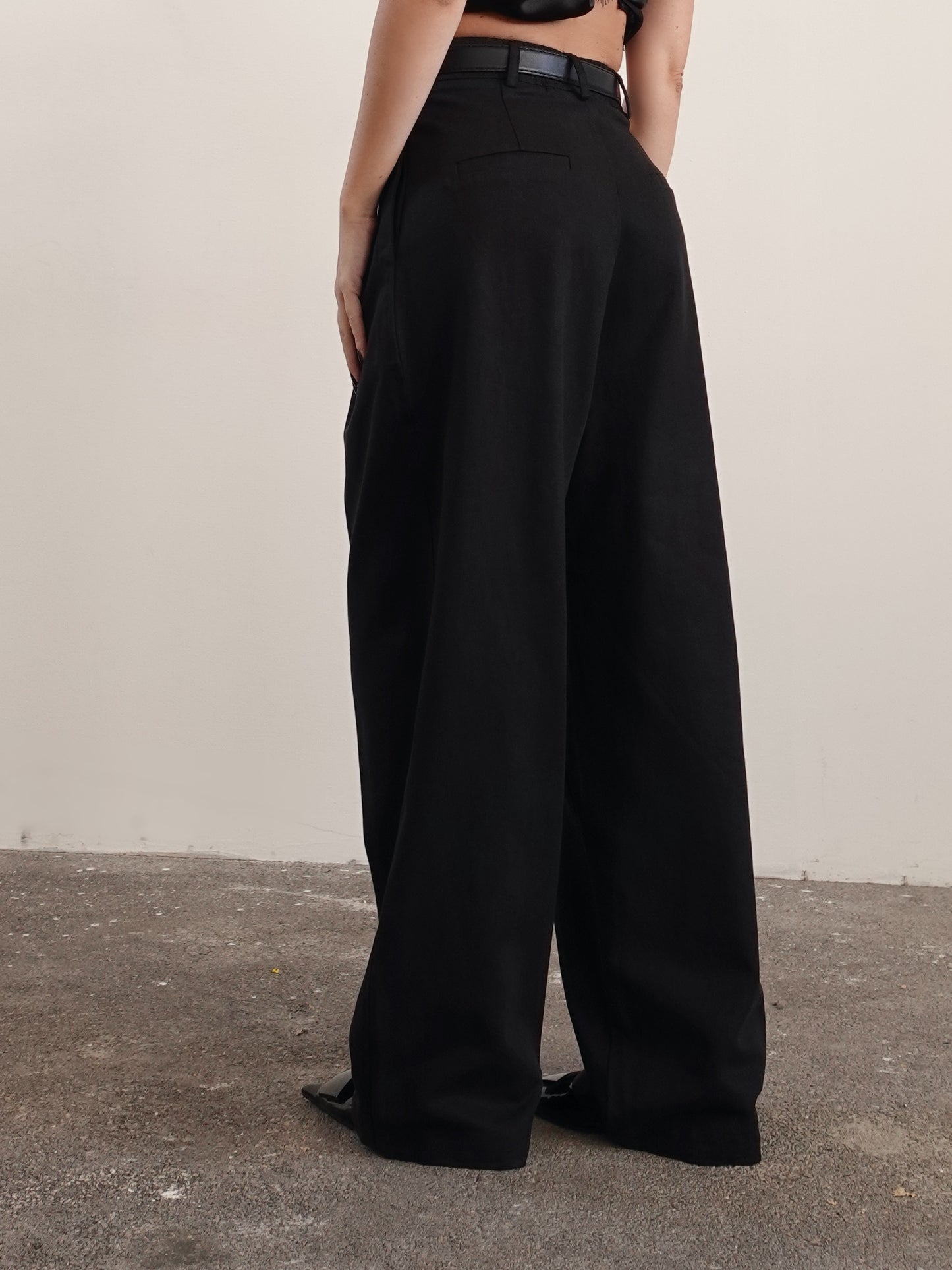 PANTALONI CARROT FIT CON CINTURA - NERO 14737