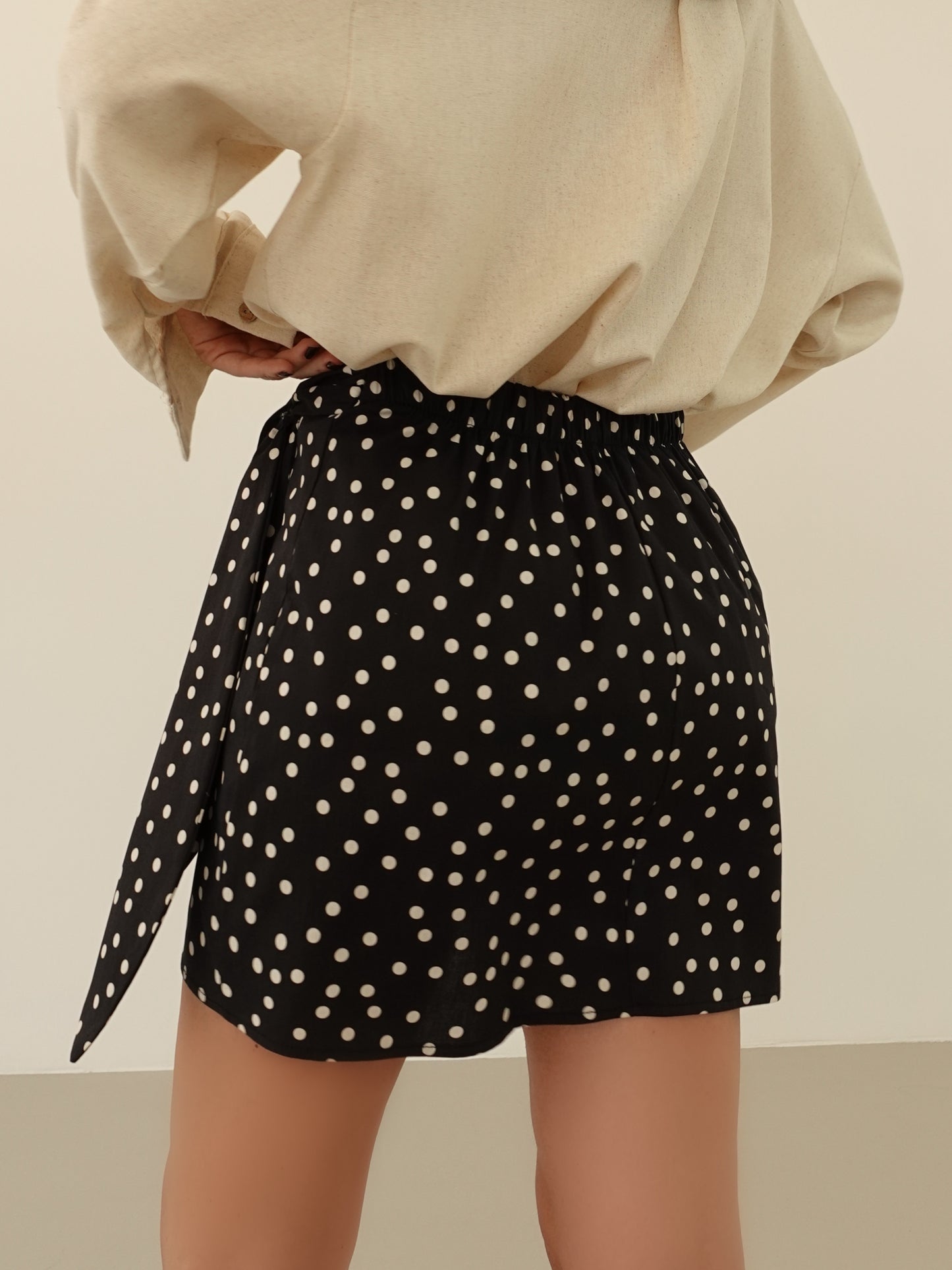MINIGONNA A POIS CON CHIUSURA A PORTAFOGLIO - NERO 58925