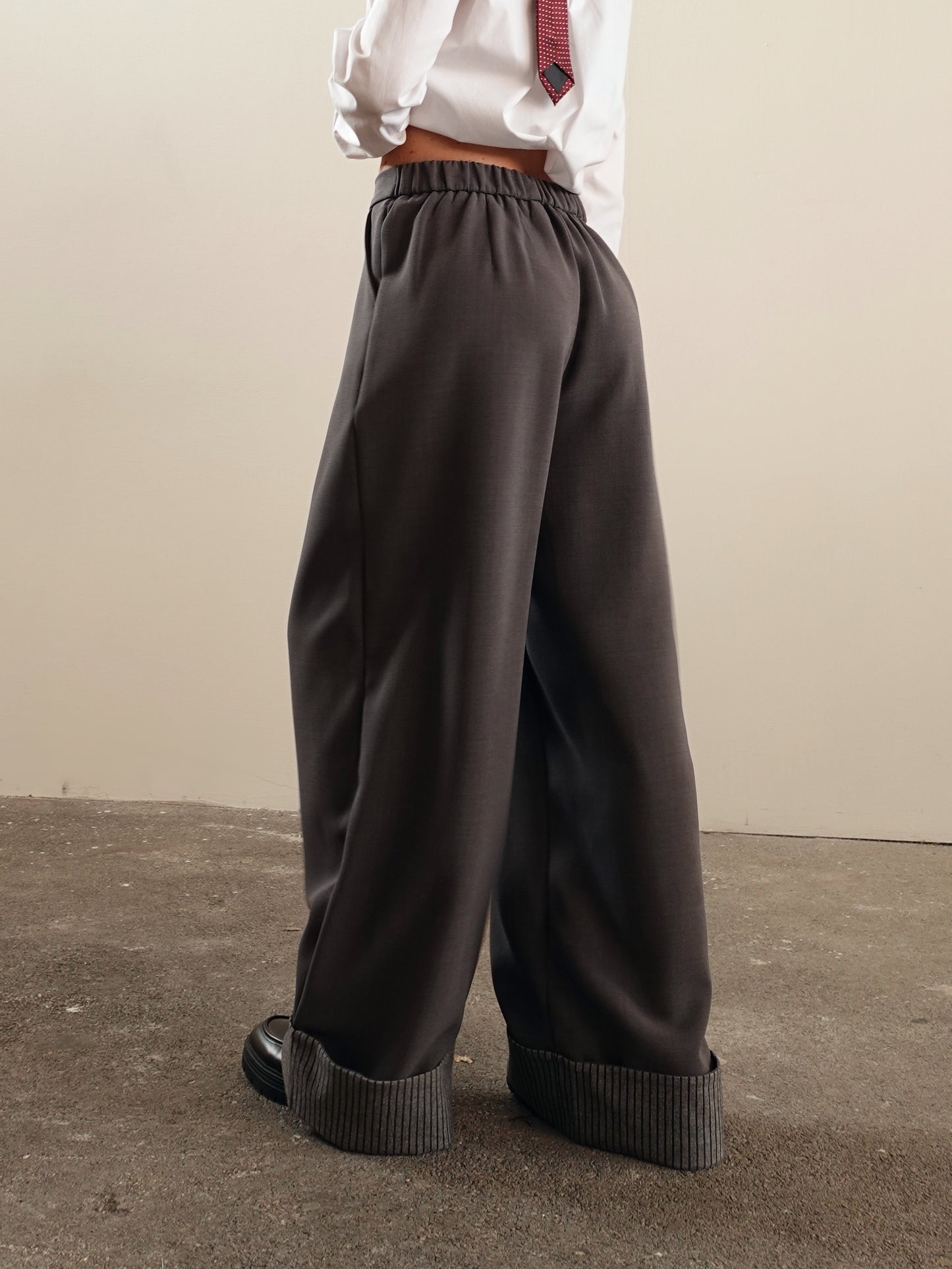 PANTALONI BAGGY CON PIEGA A RIGHE - GRIGIO 15600