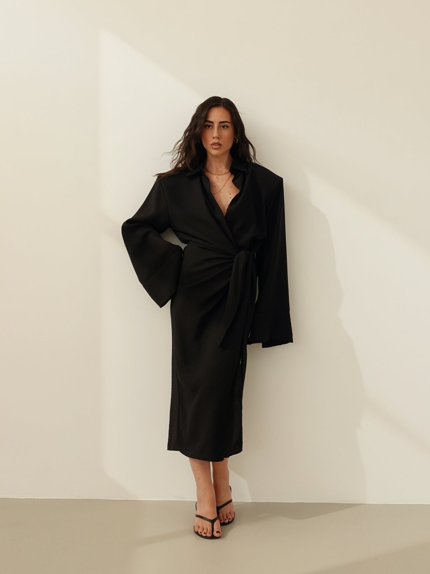 VESTITO A PORTAFOGLIO CON SPALLINE - NERO 7095