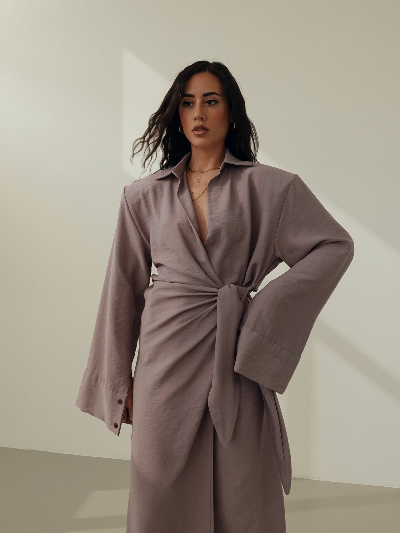 VESTITO A PORTAFOGLIO CON SPALLINE - GRIGIO 7095