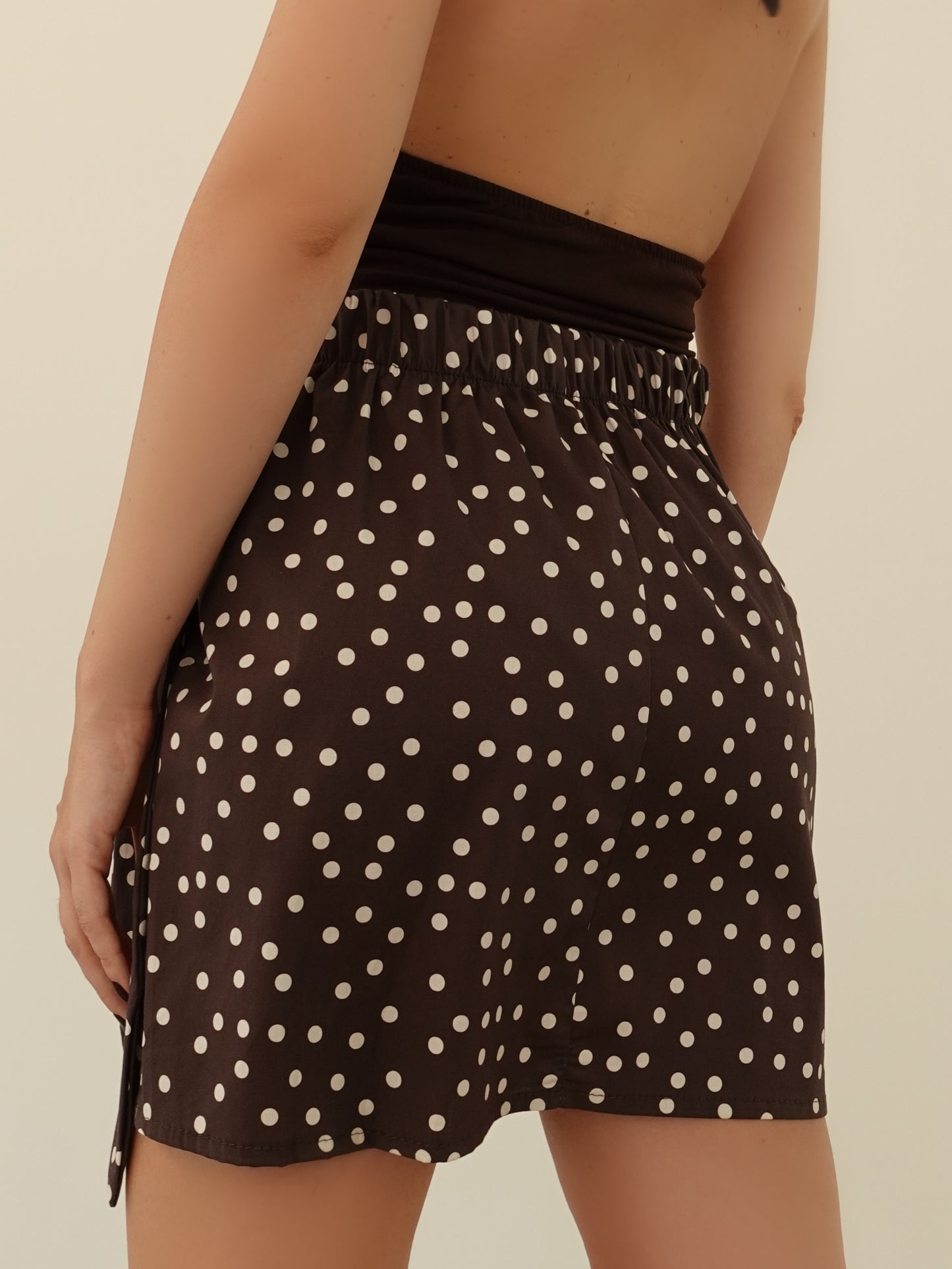 MINIGONNA A POIS CON CHIUSURA A PORTAFOGLIO - MARRONE 58925