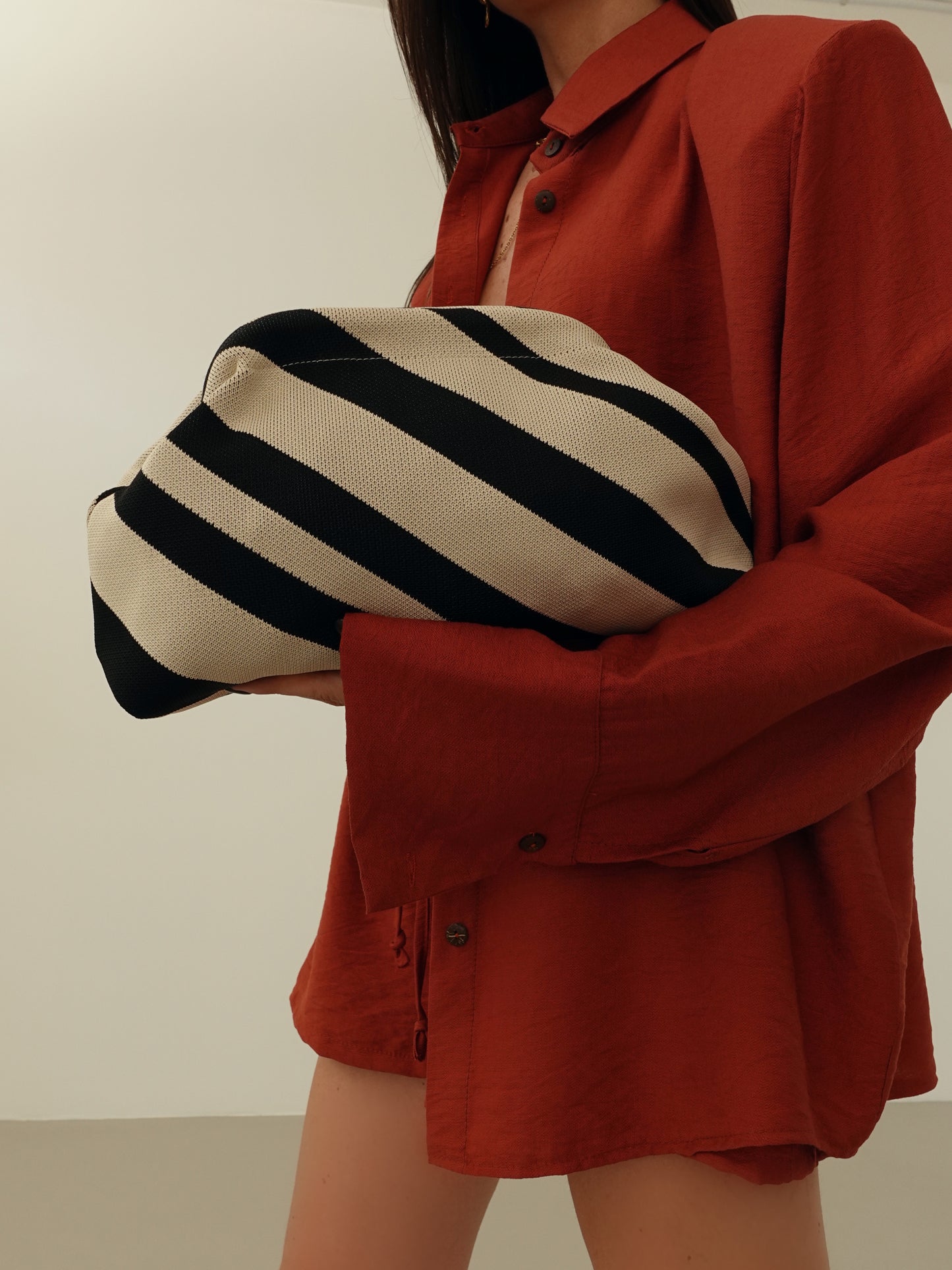 CLUTCH A RIGHE - BEIGE/NERO