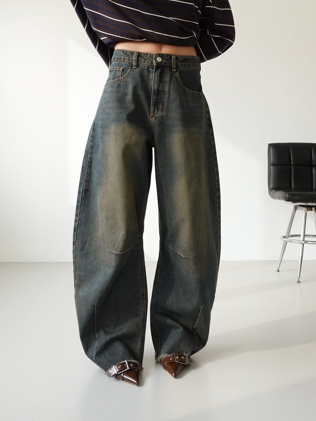 JEANS SABBIATO BALLOON FIT CON FONDO SFRANGIATO - DENIM SCURO 32265